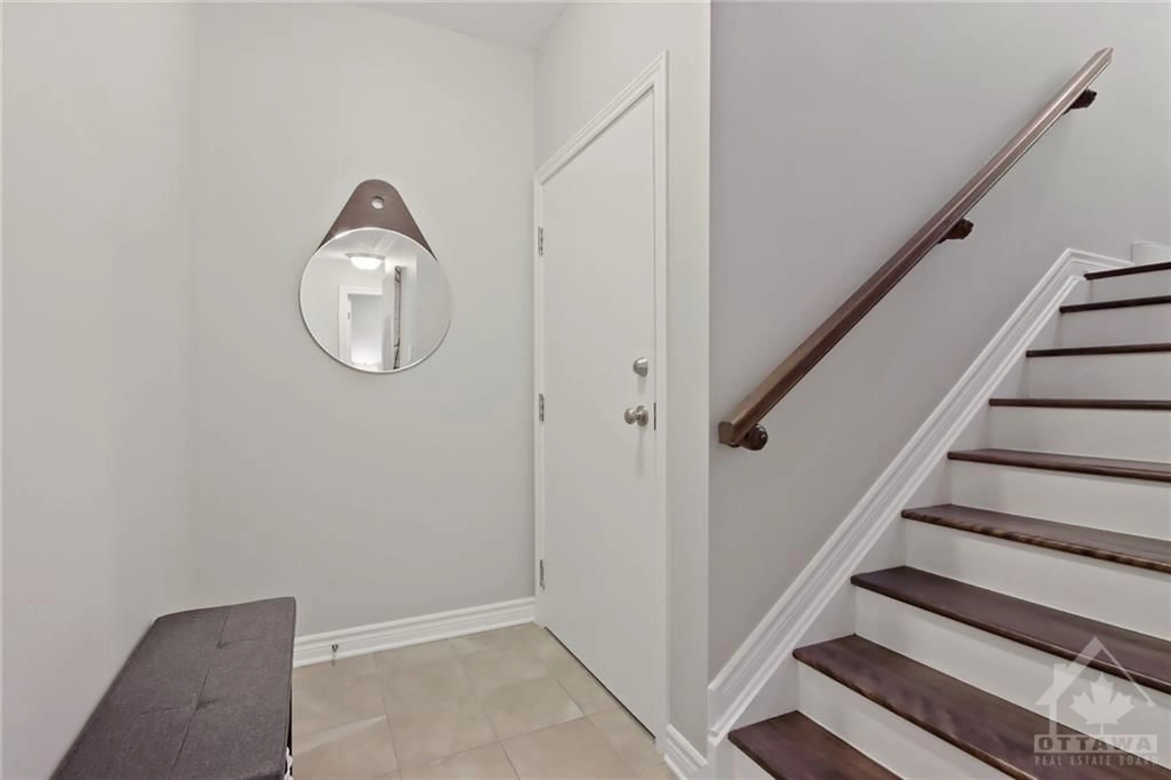 Indoor entryway for 30A TADLEY Pvt #10, Ottawa Ontario K2J 2T3