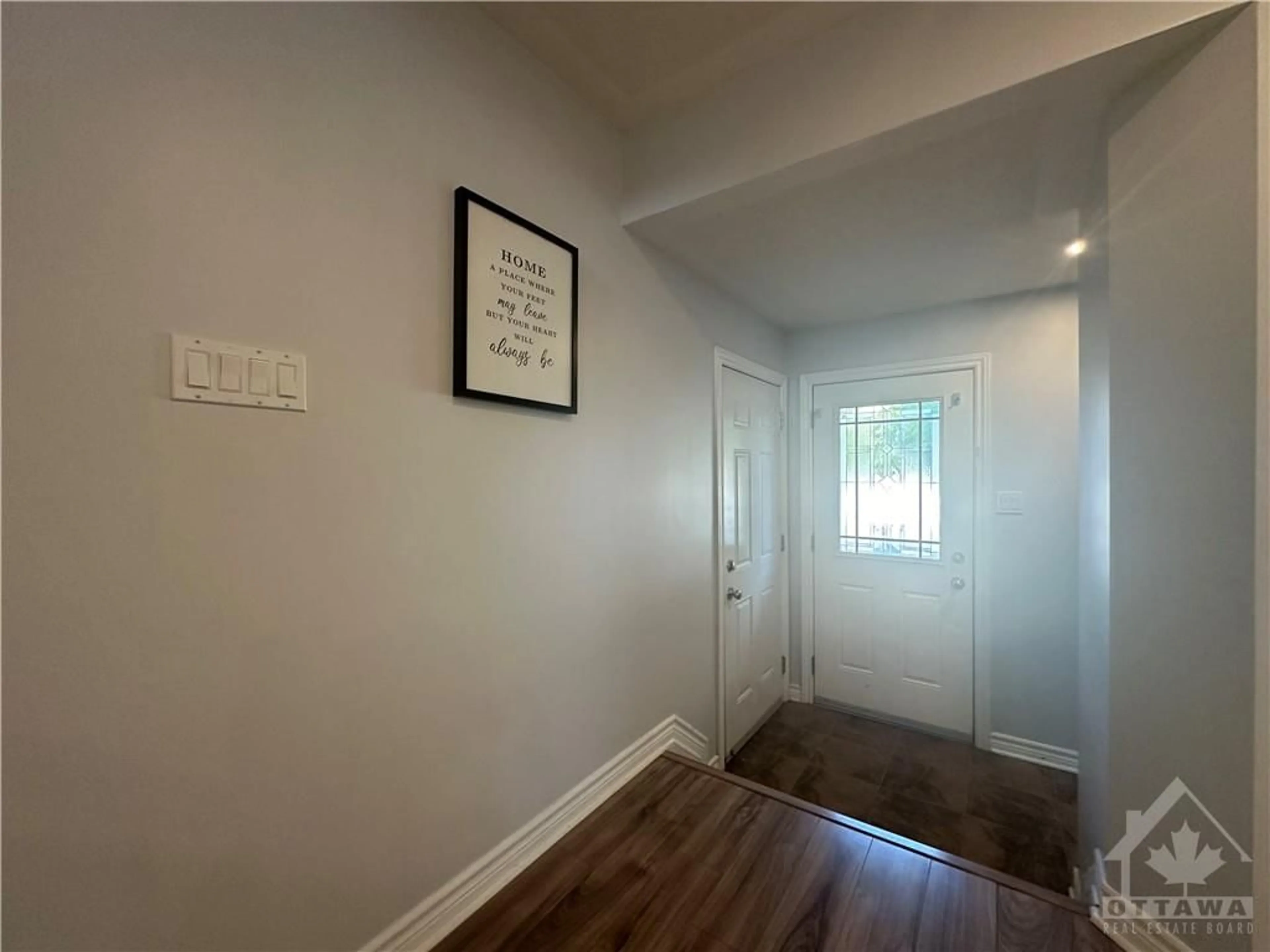 Indoor entryway for 204 MOSS GROVE St, Ottawa Ontario K2J 0A8