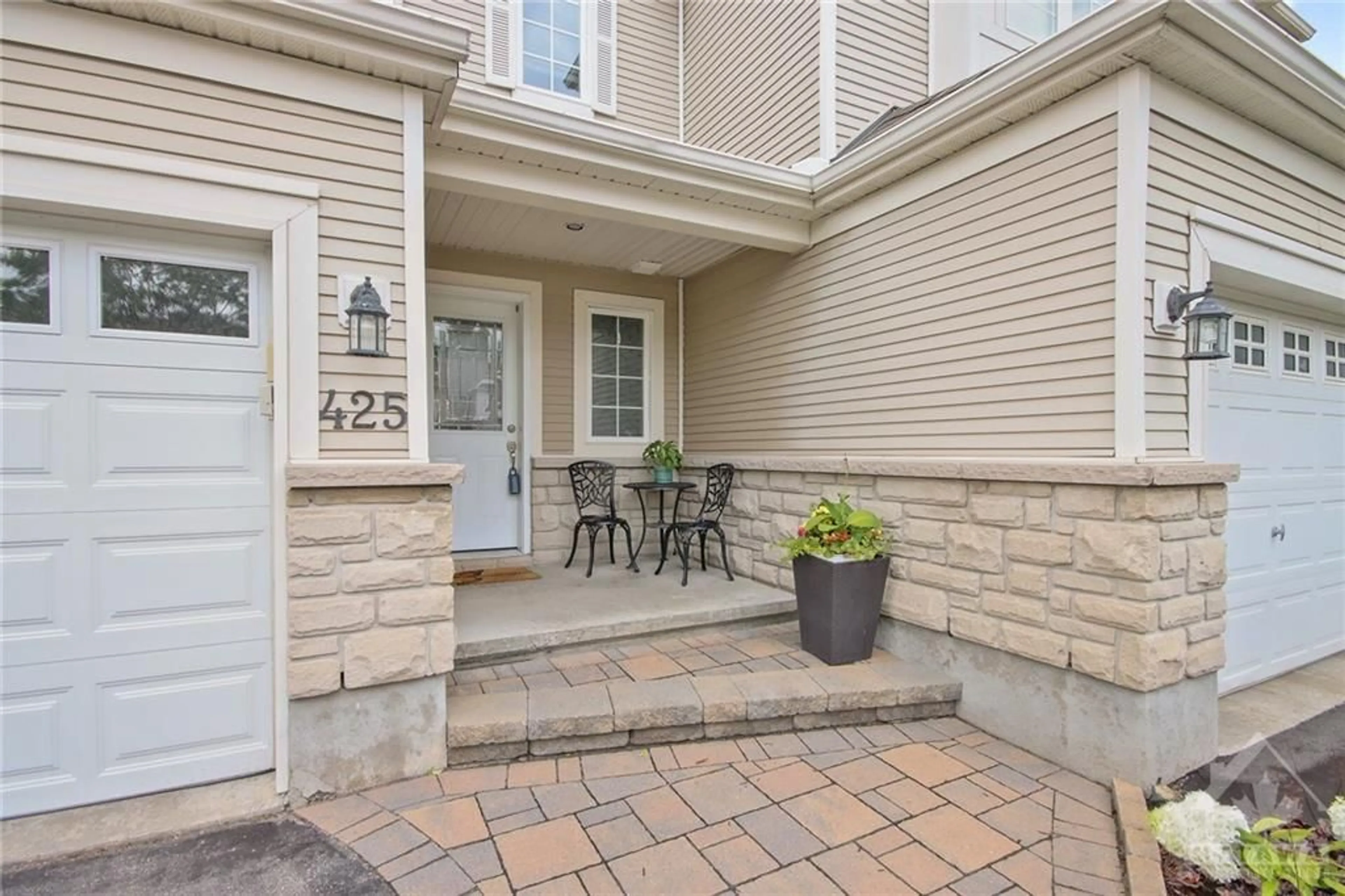 Patio for 425 WISTERIA Cres, Ottawa Ontario K1V 0P1