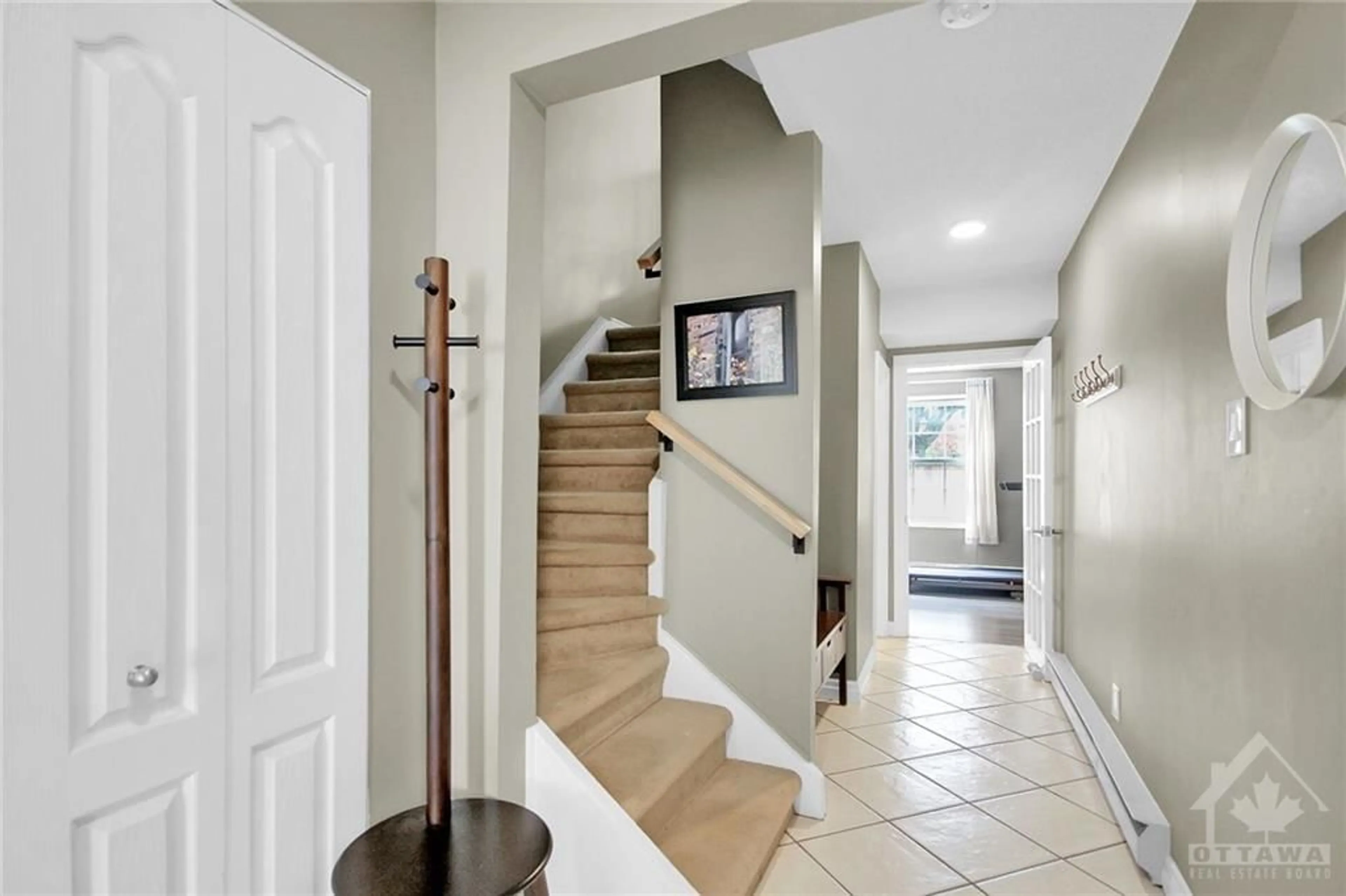 Indoor entryway for 92 APPLEBY Pvt, Ottawa Ontario K2C 3P4