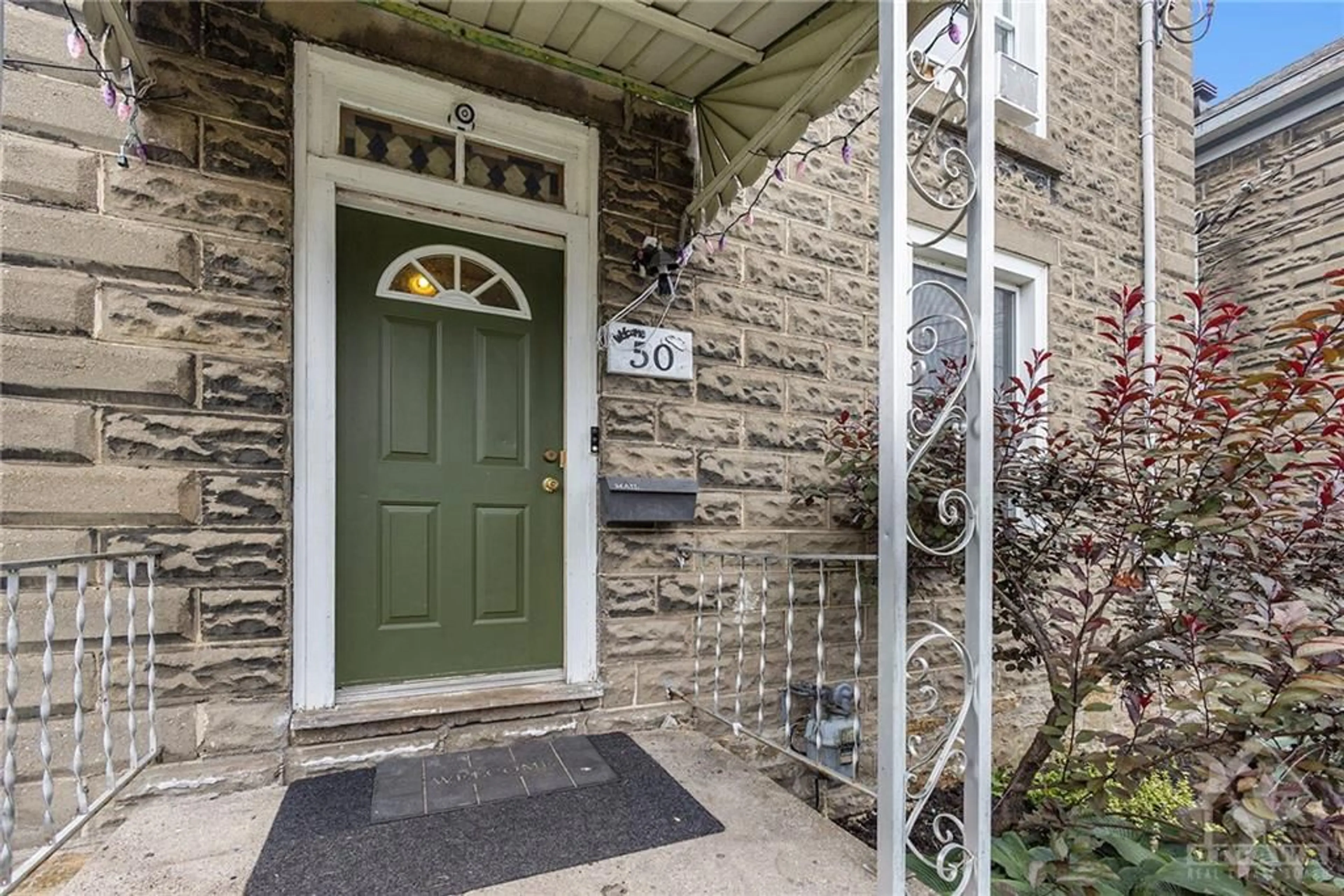 Indoor entryway for 50 MCGILL St, Smiths Falls Ontario K7A 2J8