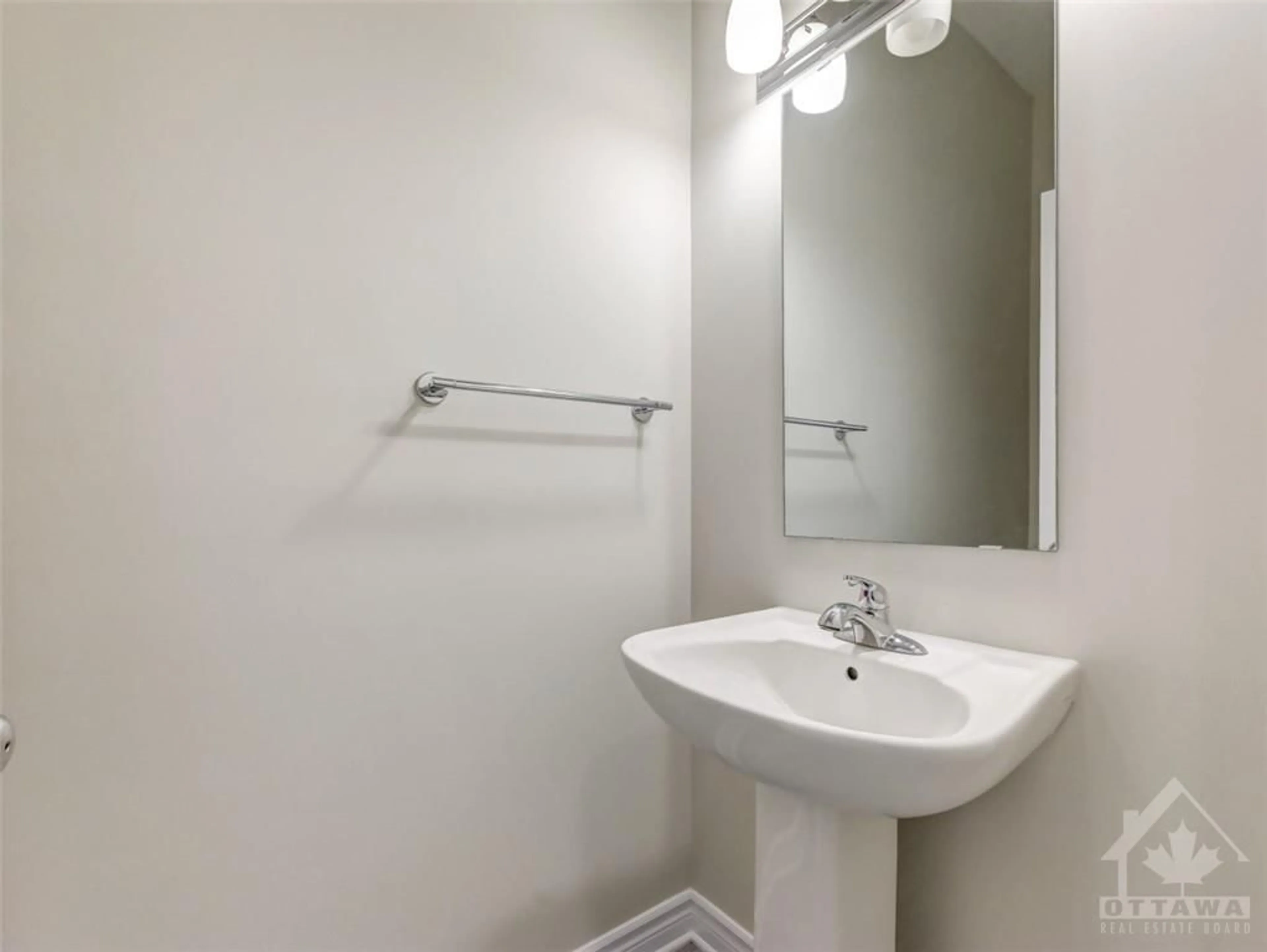 Standard bathroom for 617 TALIESIN Cres, Ottawa Ontario K2S 2W5