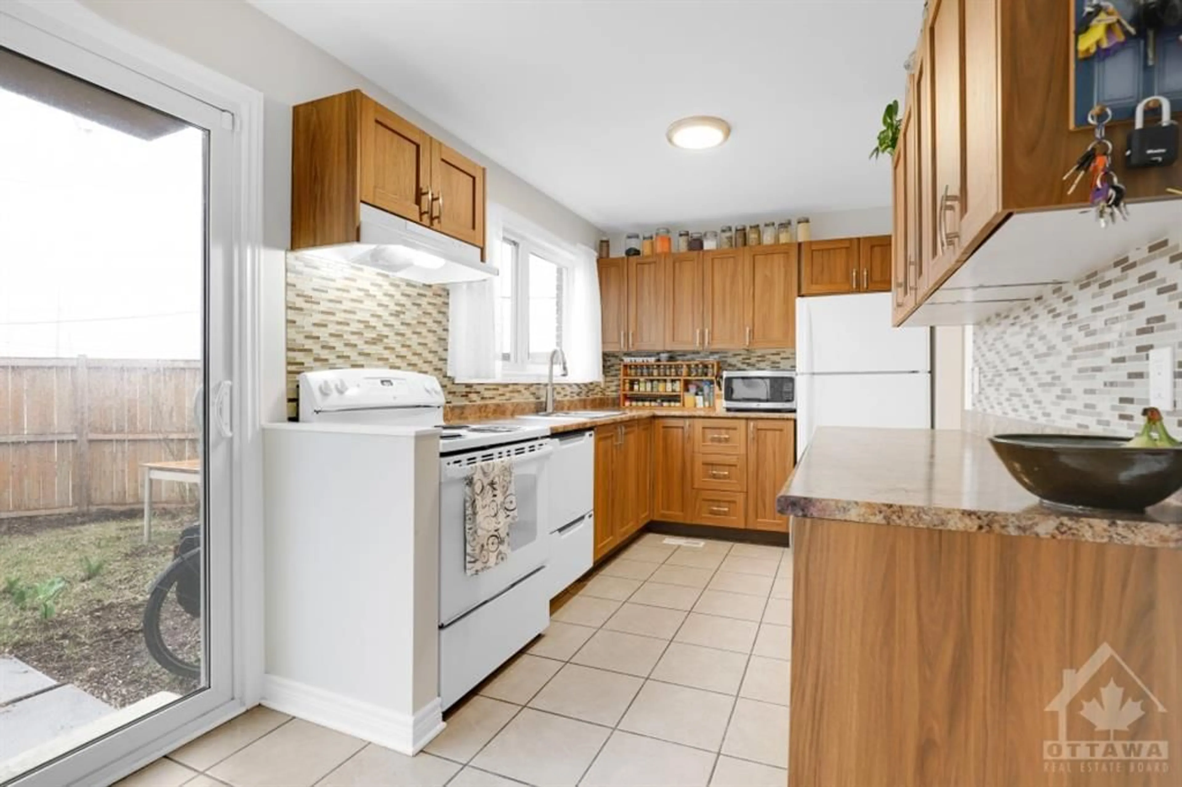 Standard kitchen, wood floors, cottage for 2111 MONTREAL Rd #191, Ottawa Ontario K1J 8M8