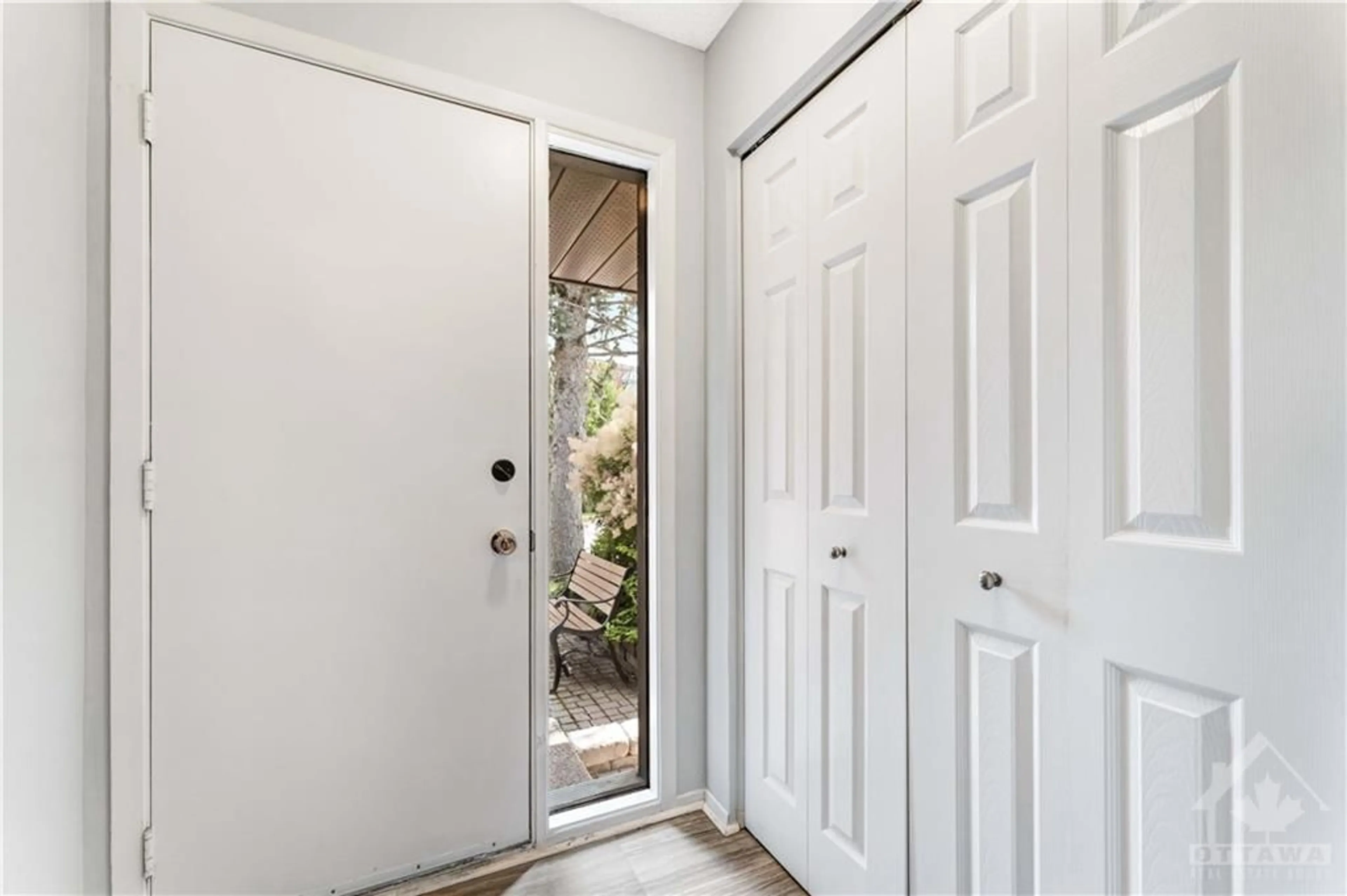 Indoor entryway for 77 BANEBERRY Cres, Ottawa Ontario K2L 2Y3