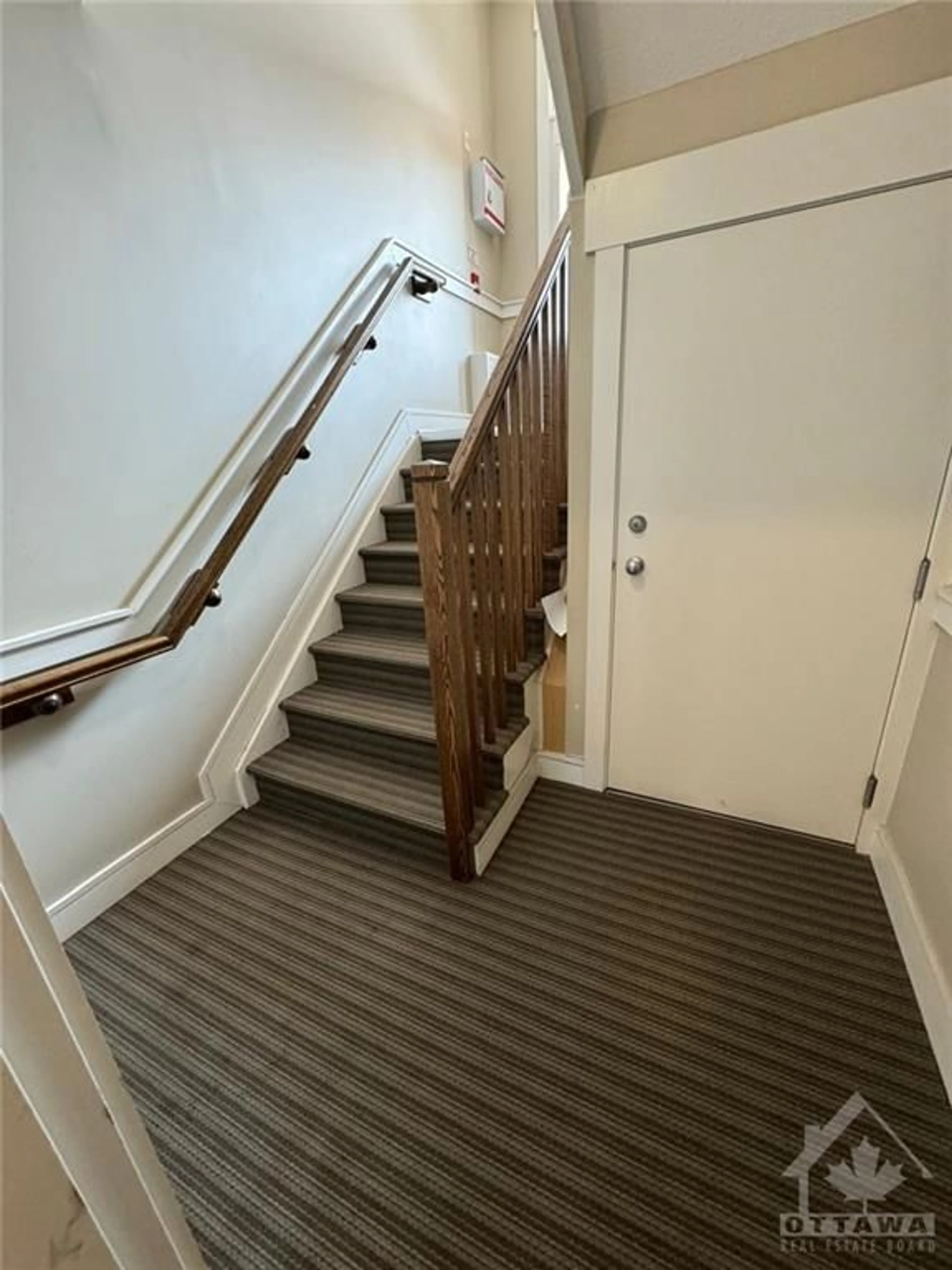 Stairs for 45 TAYSIDE Pvt #B, Ottawa Ontario K2J 2T3