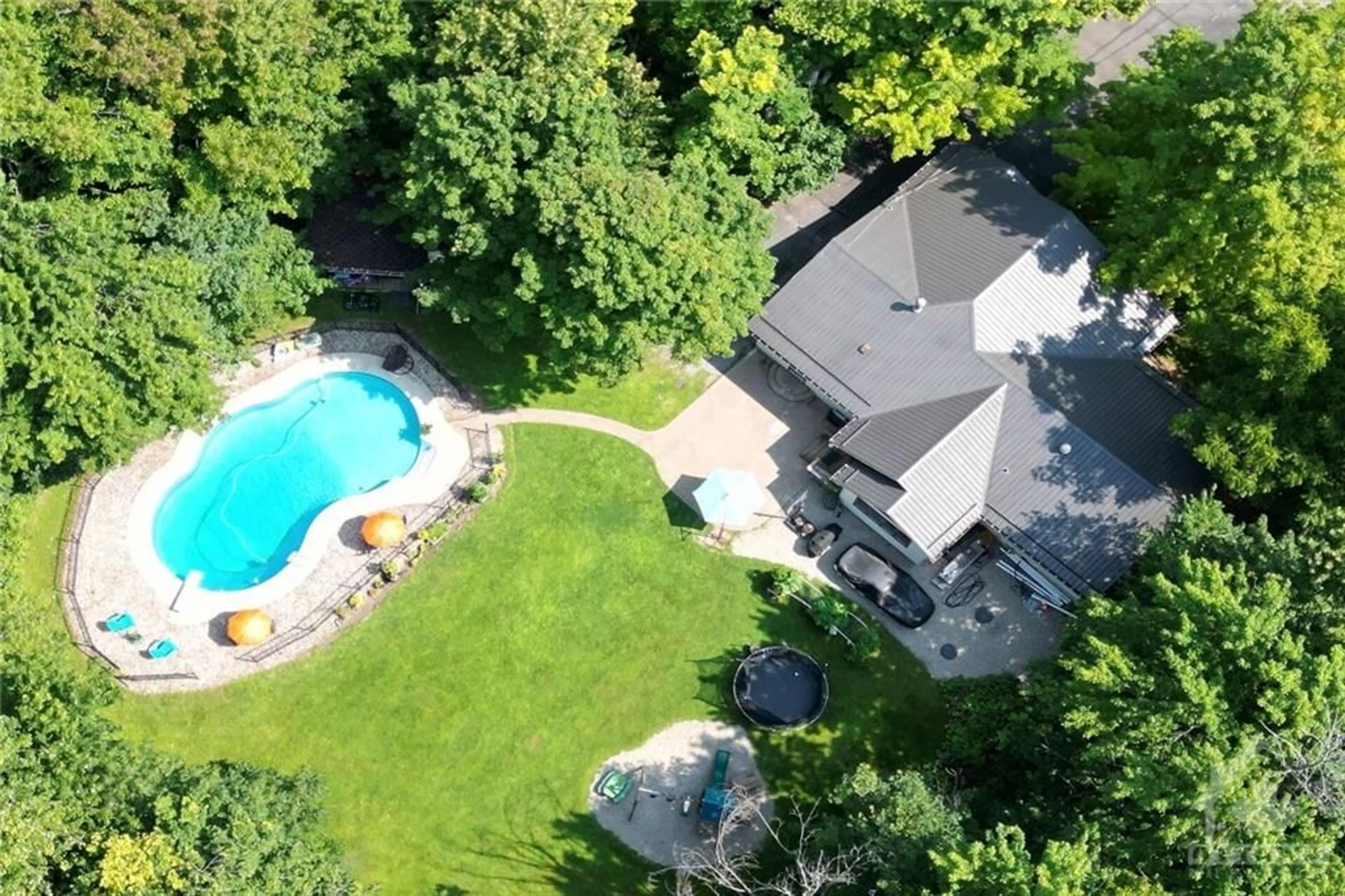 Indoor or outdoor pool for 68 HERITAGE Rd, Russell Ontario K4R 1B2