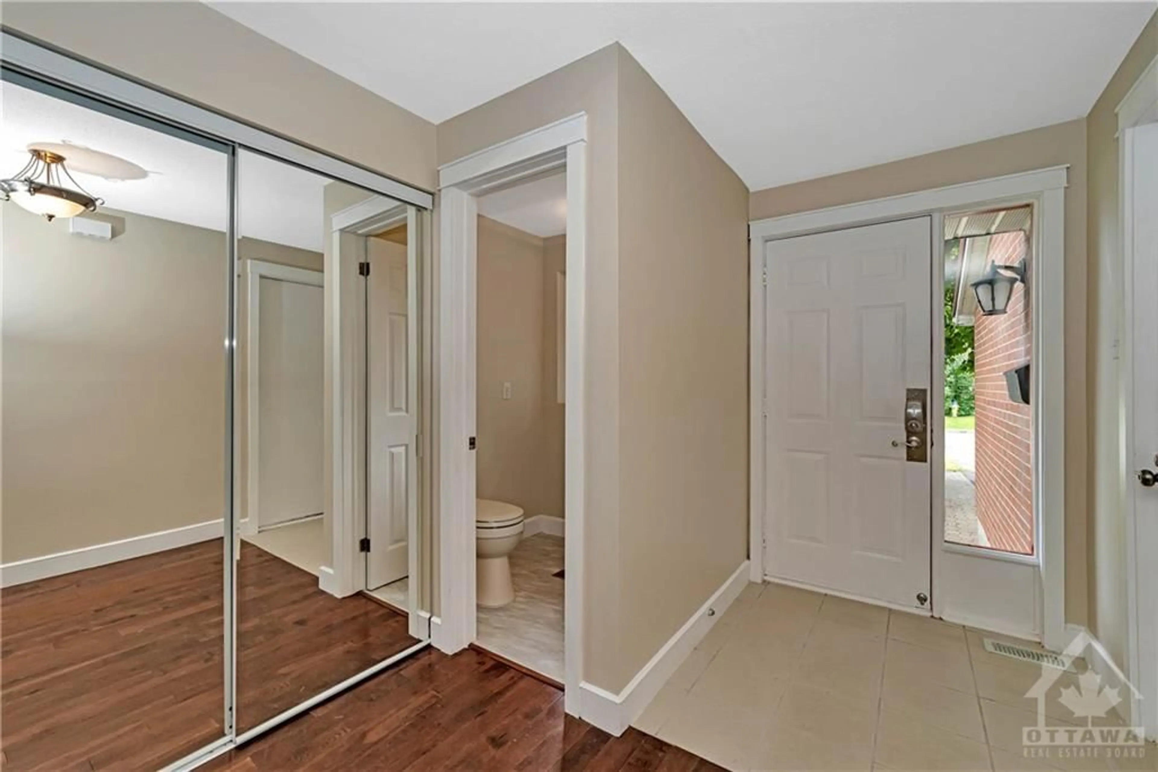 Indoor entryway for 6085 MEADOWHILL Cres, Ottawa Ontario K1C 5R8