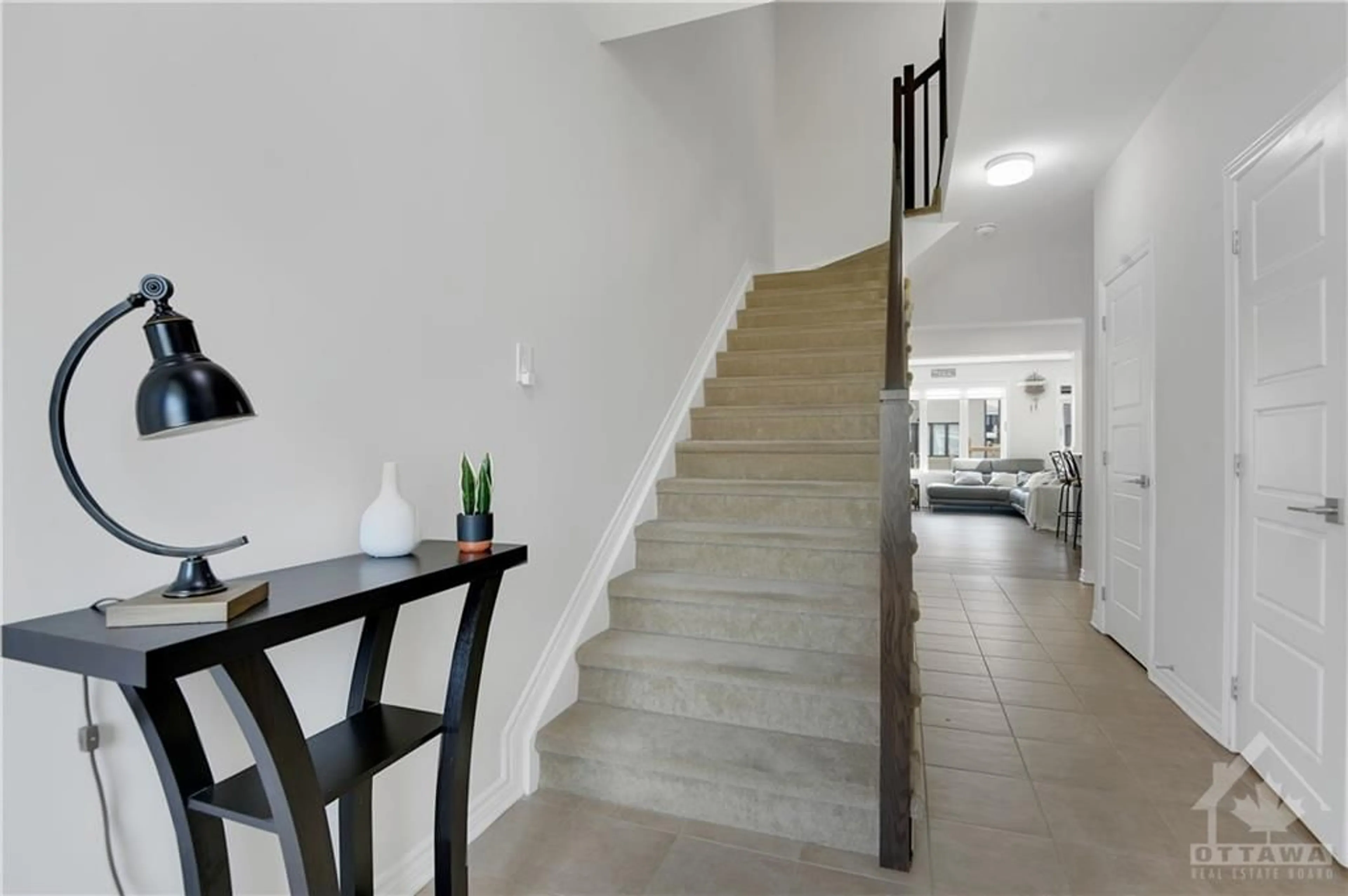 Indoor foyer for 402 COPE Dr, Ottawa Ontario K2V 0P8