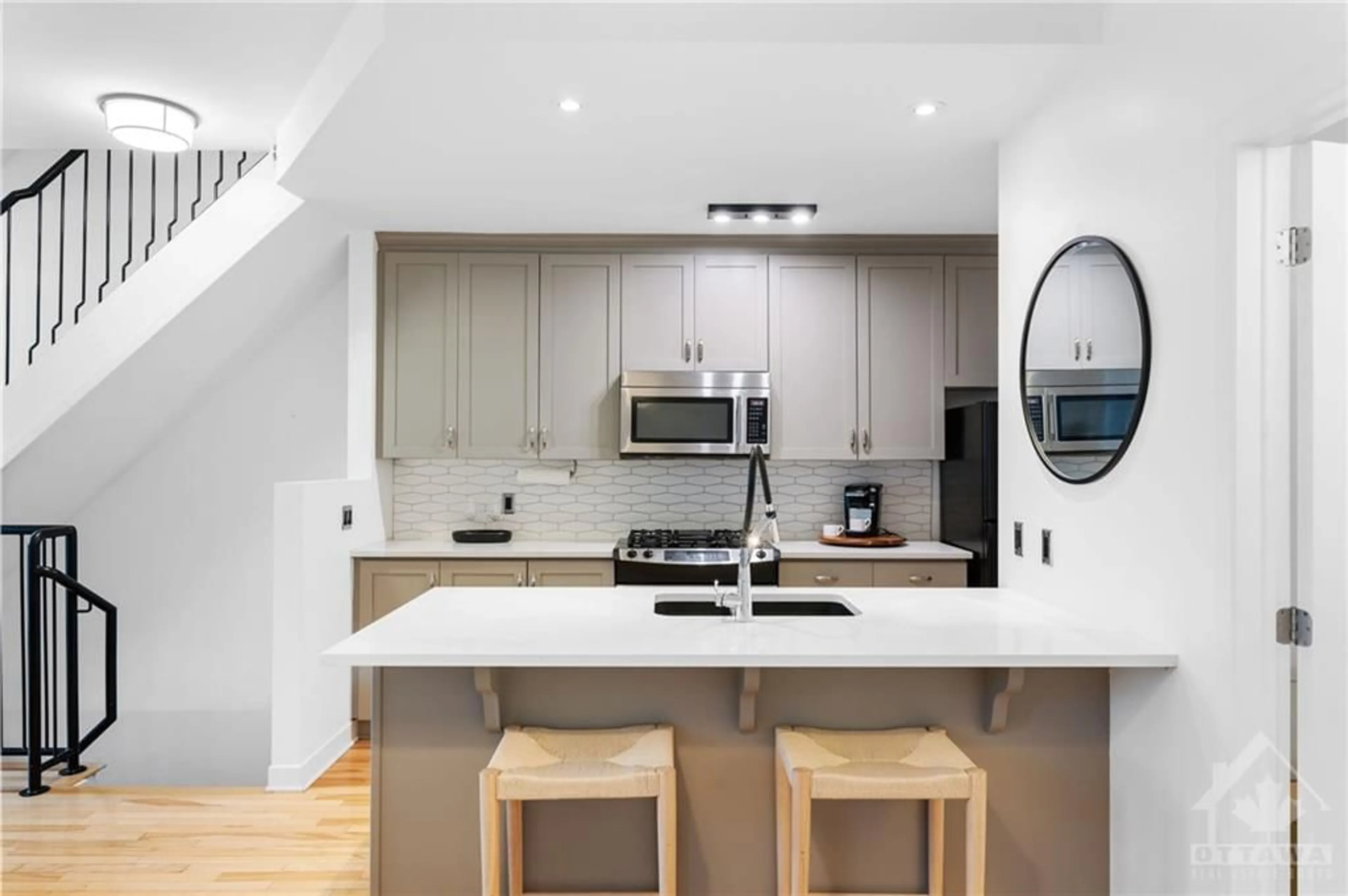 Contemporary kitchen for 414 NEPEAN St #A, Ottawa Ontario K1R 5G7