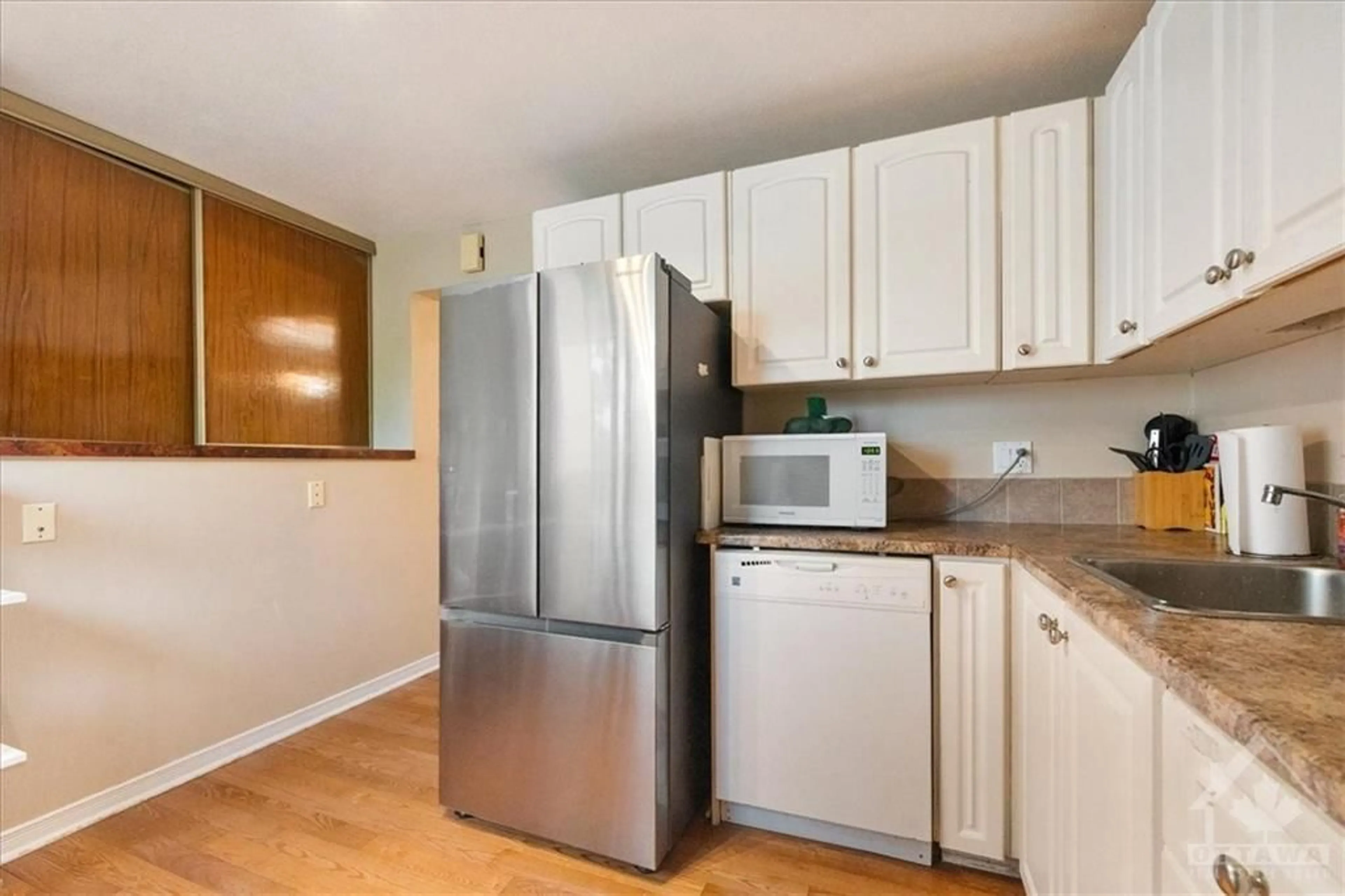 Standard kitchen for 1500 LASSITER Terr, Ottawa Ontario K1J 8N4