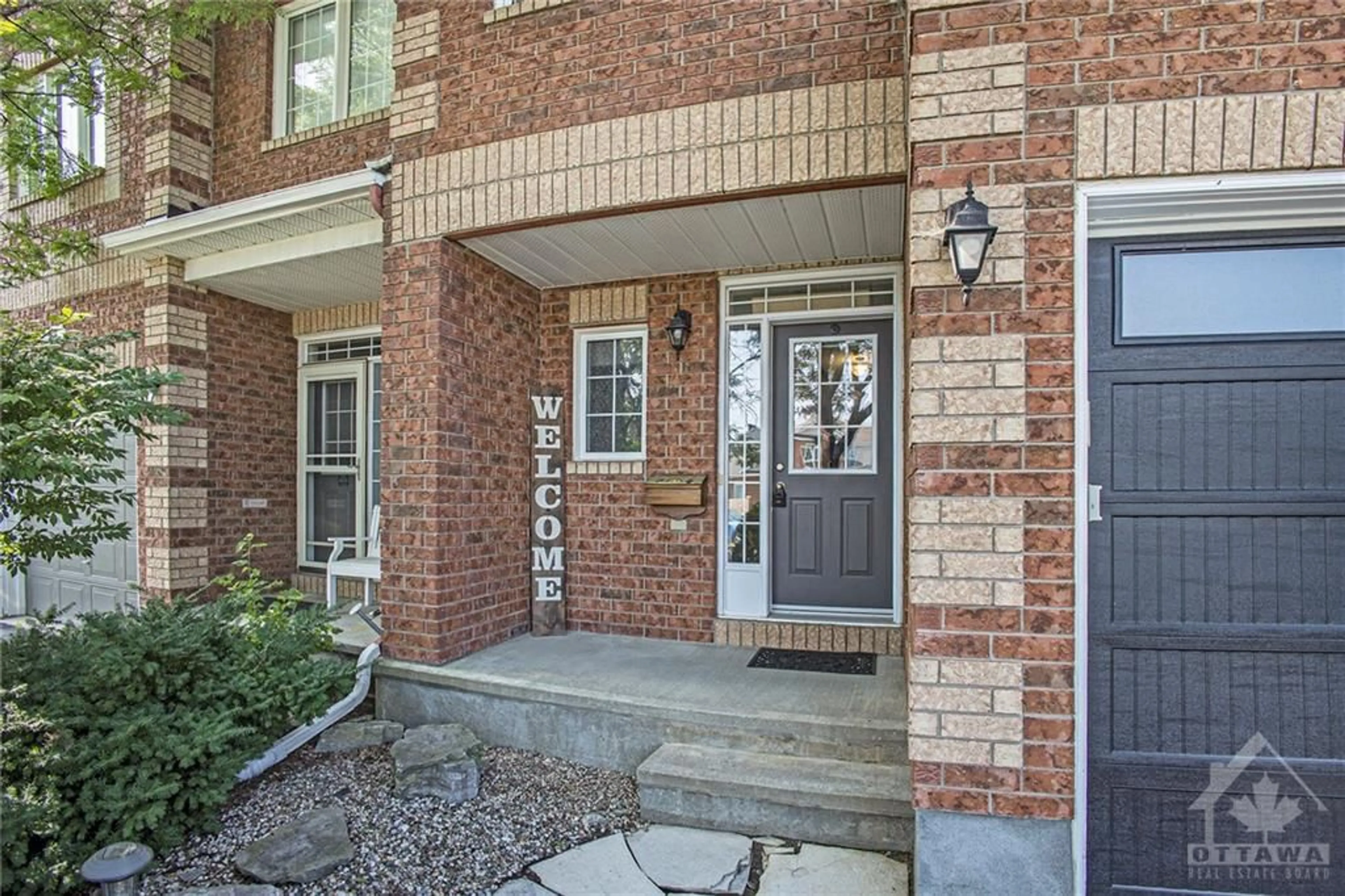 Indoor entryway for 63 CHANTILLY Gate, Ottawa Ontario K2S 2B1