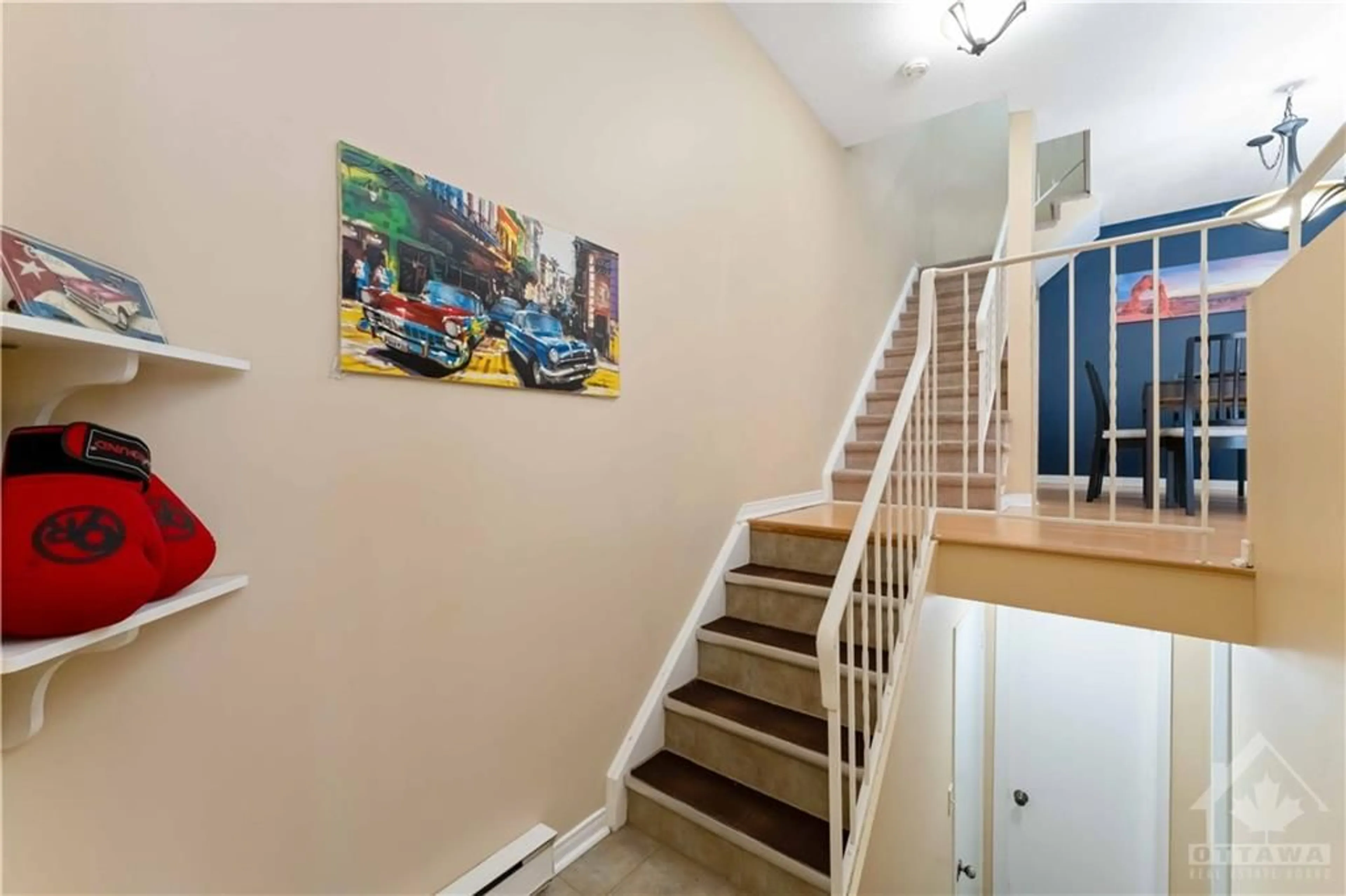 Indoor entryway for 1345 BIRCHMOUNT Dr, Ottawa Ontario K1B 5E6