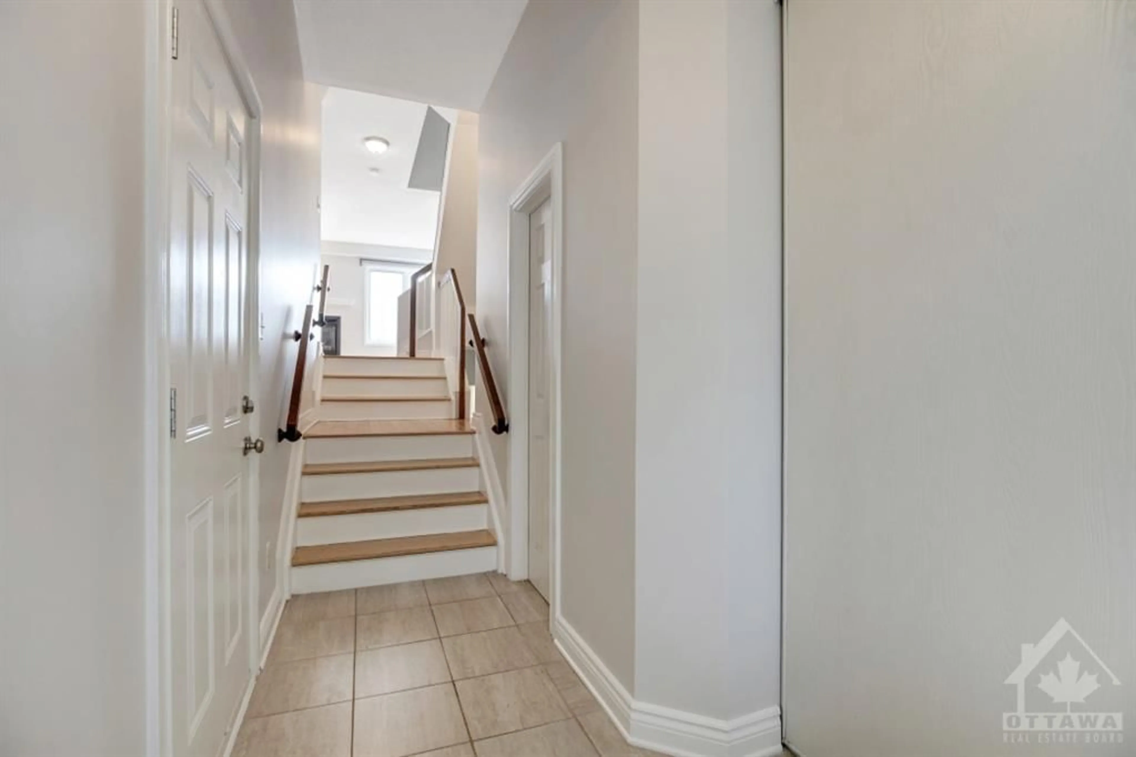 Indoor foyer for 134 FREEPORT Dr, Ottawa Ontario K2M 0A8