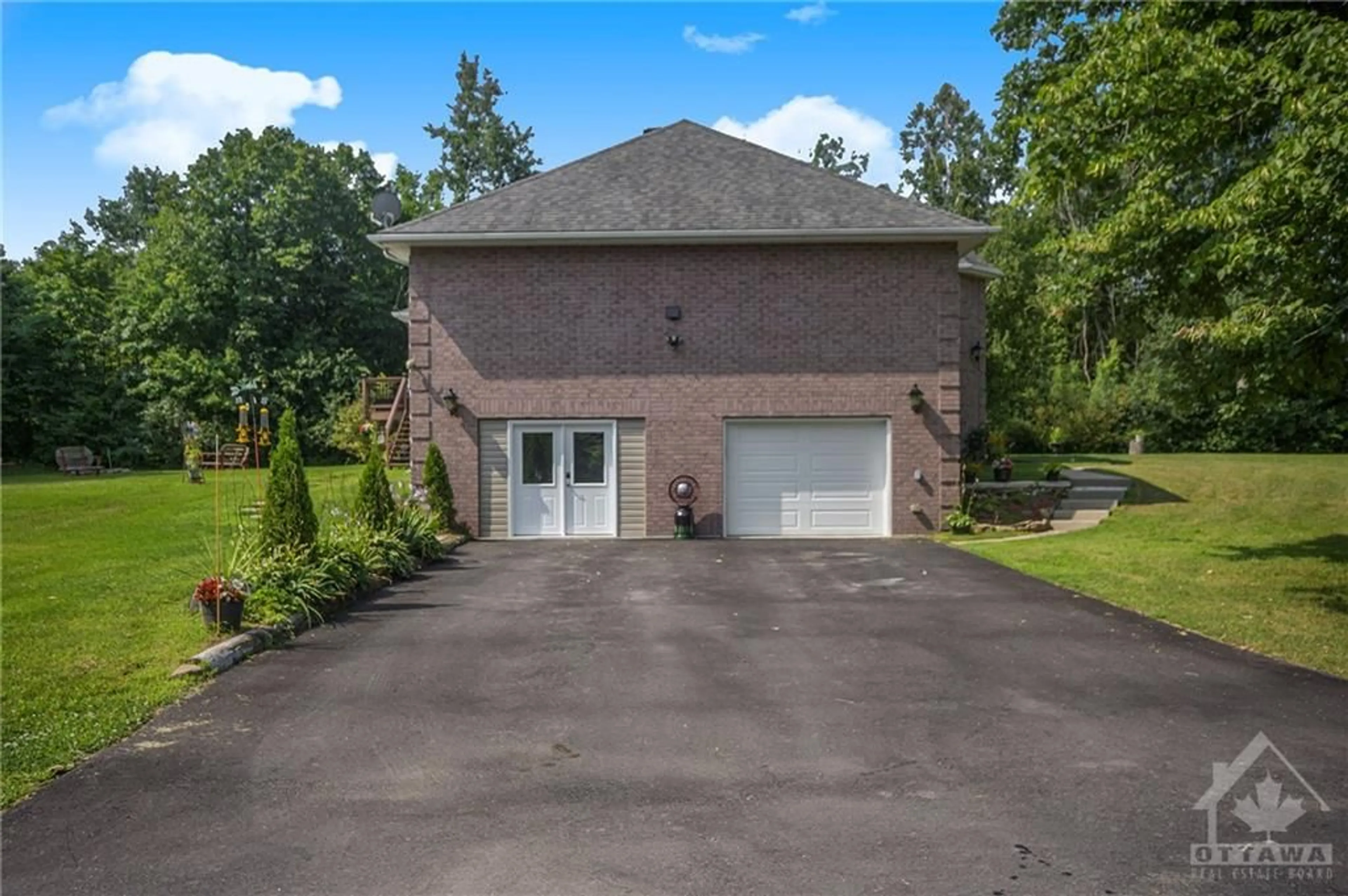 Indoor garage, cement floor for 259 GOLF CLUB Rd, Smiths Falls Ontario K7A 4S5