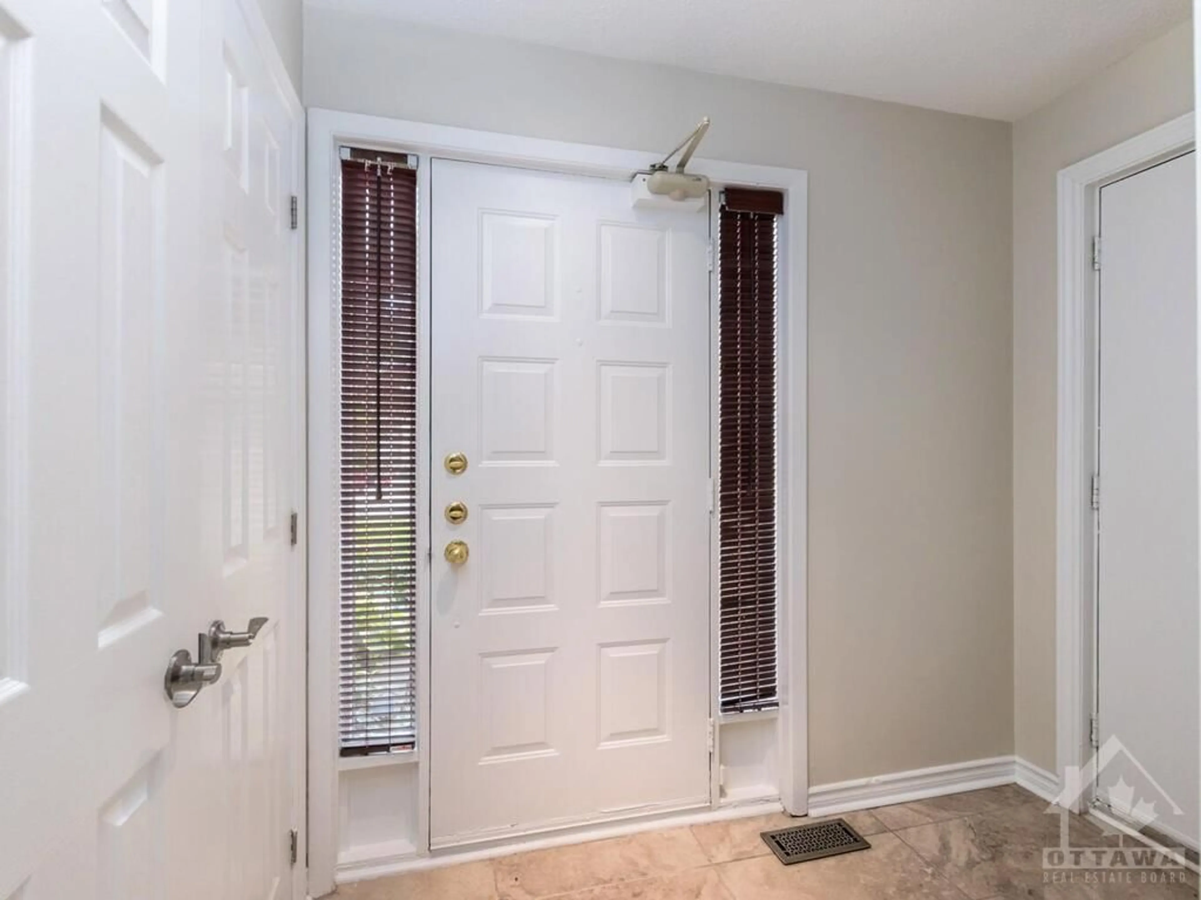 Indoor entryway, not visible floor for 82 VERSAILLES Pvt, Ottawa Ontario K1V 0M2