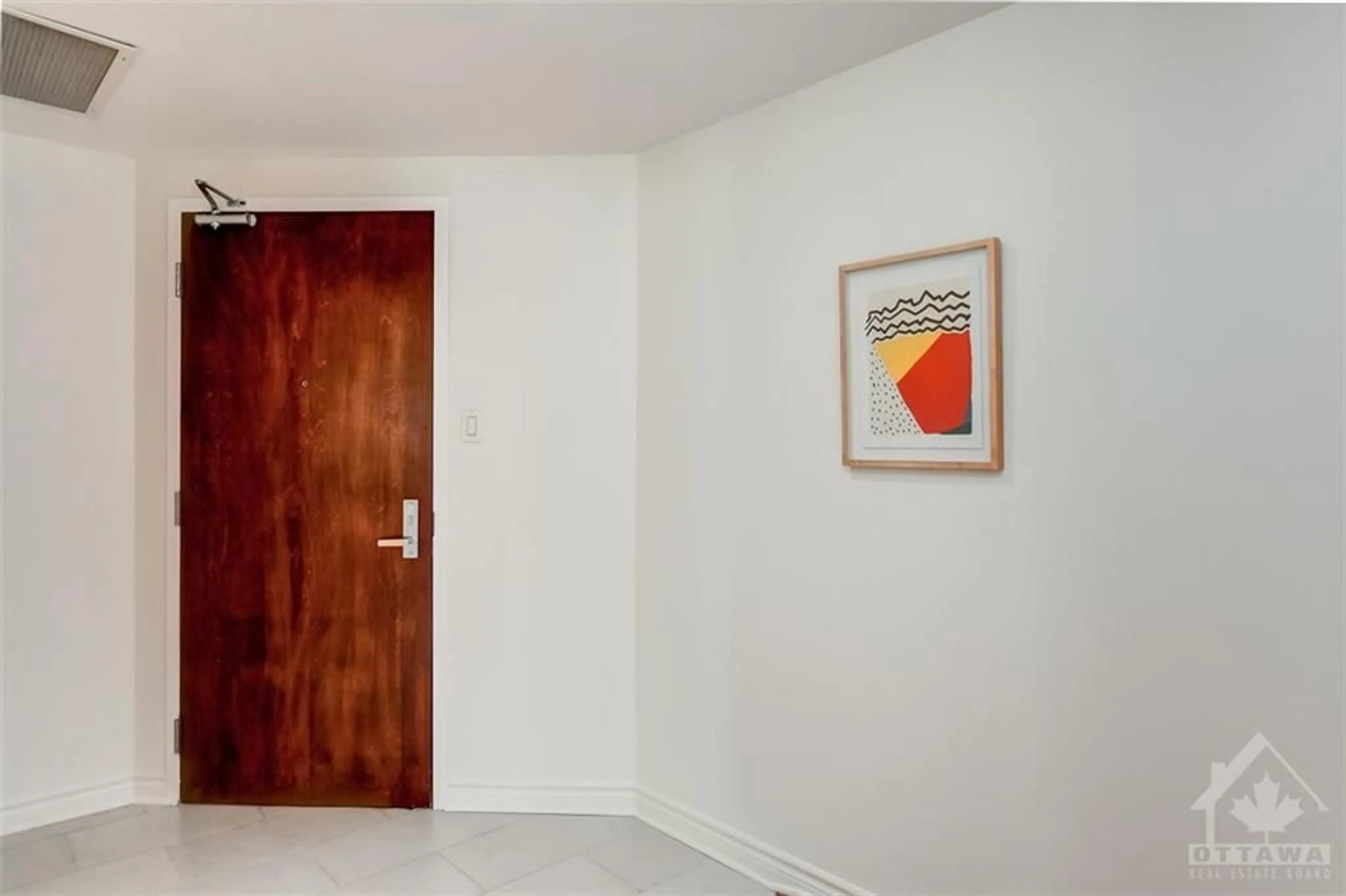 Indoor foyer, wood floors for 200 RIDEAU St #1801, Ottawa Ontario K1N 5Y1