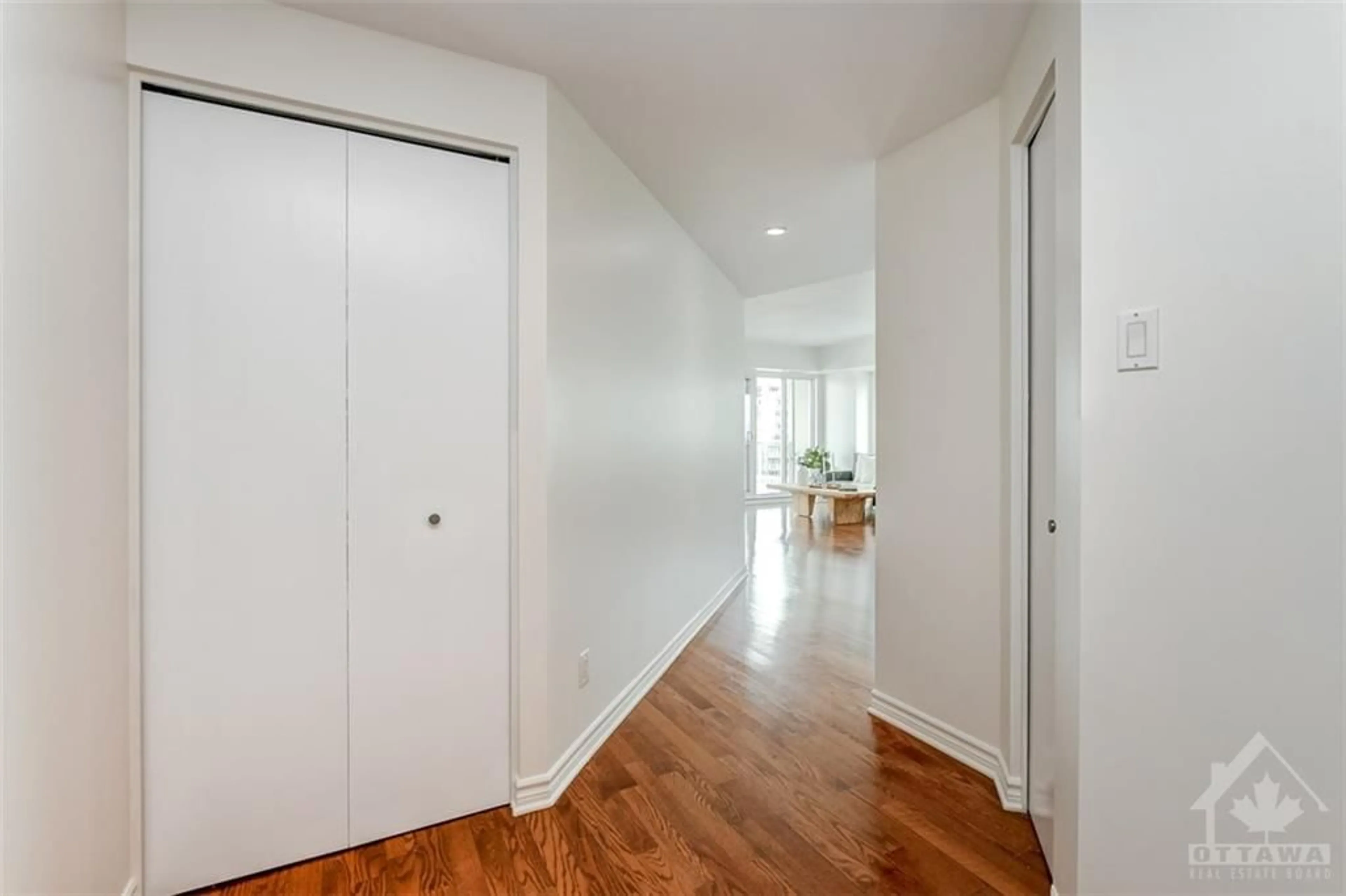 Indoor entryway, wood floors for 200 RIDEAU St #1801, Ottawa Ontario K1N 5Y1