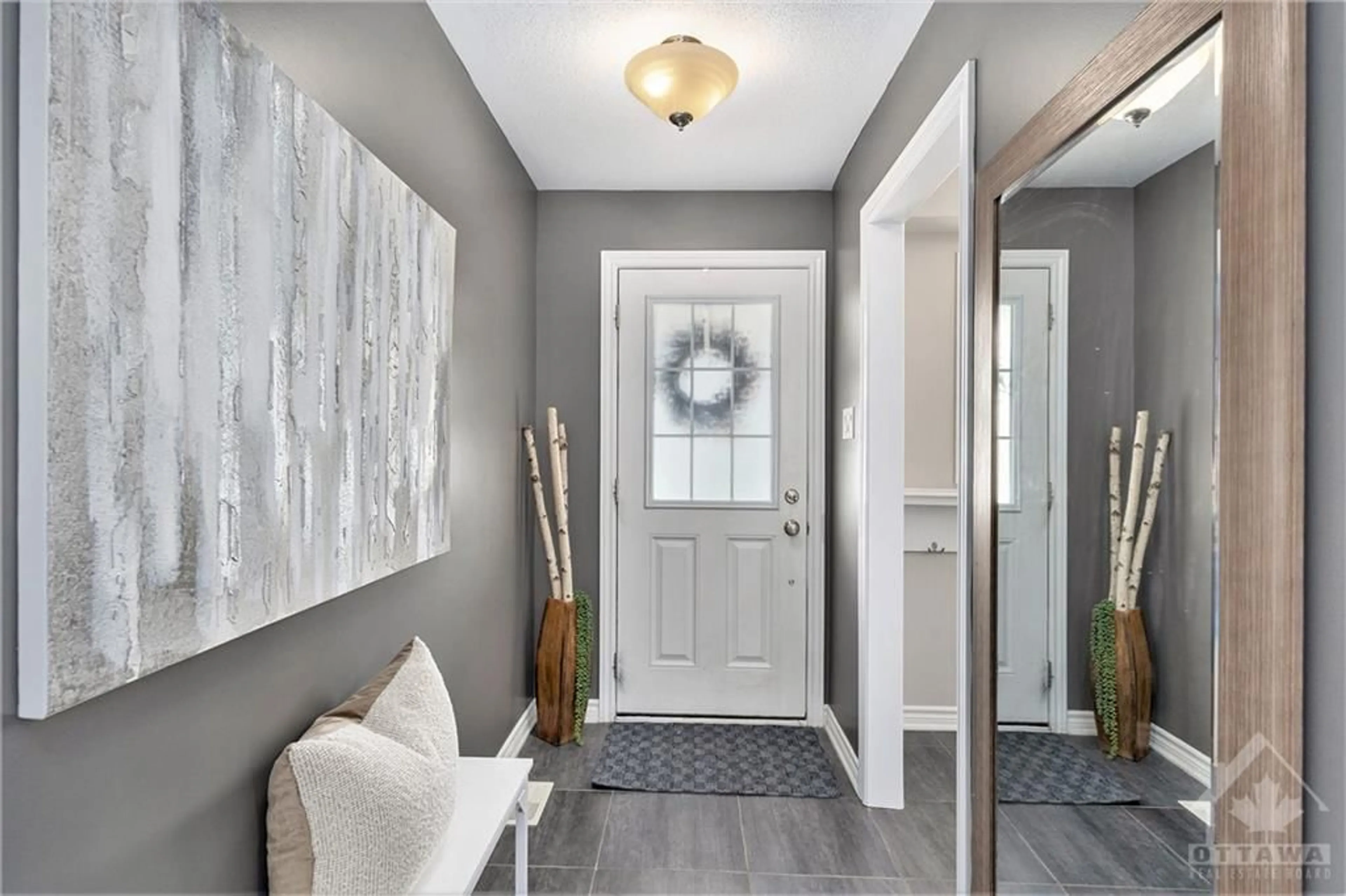 Indoor entryway, wood floors for 346 SWEETFERN Cres, Ottawa Ontario K4A 1A5