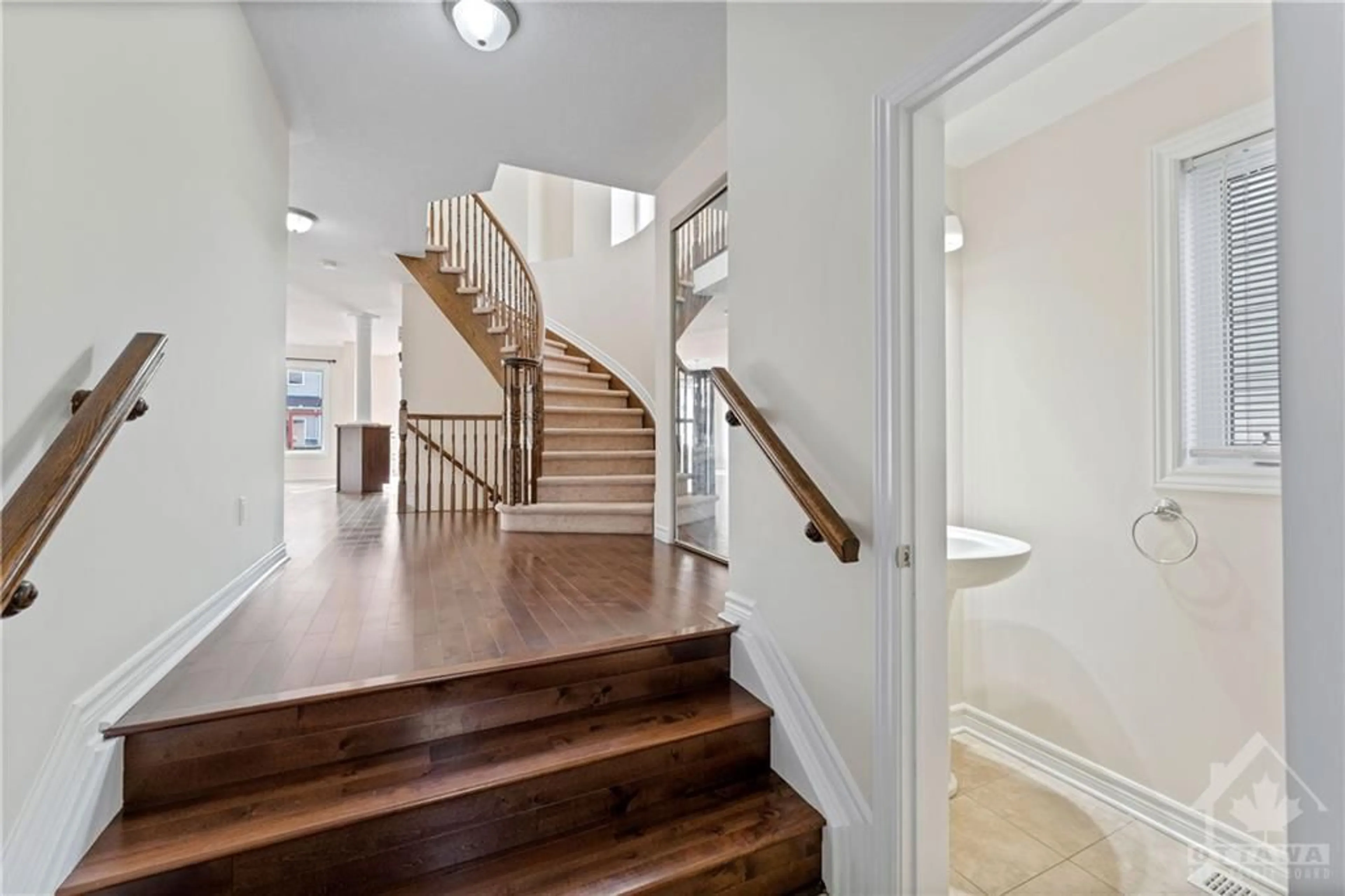 Indoor foyer for 608 GLASTONBURY Walk, Ottawa Ontario K4A 0P9