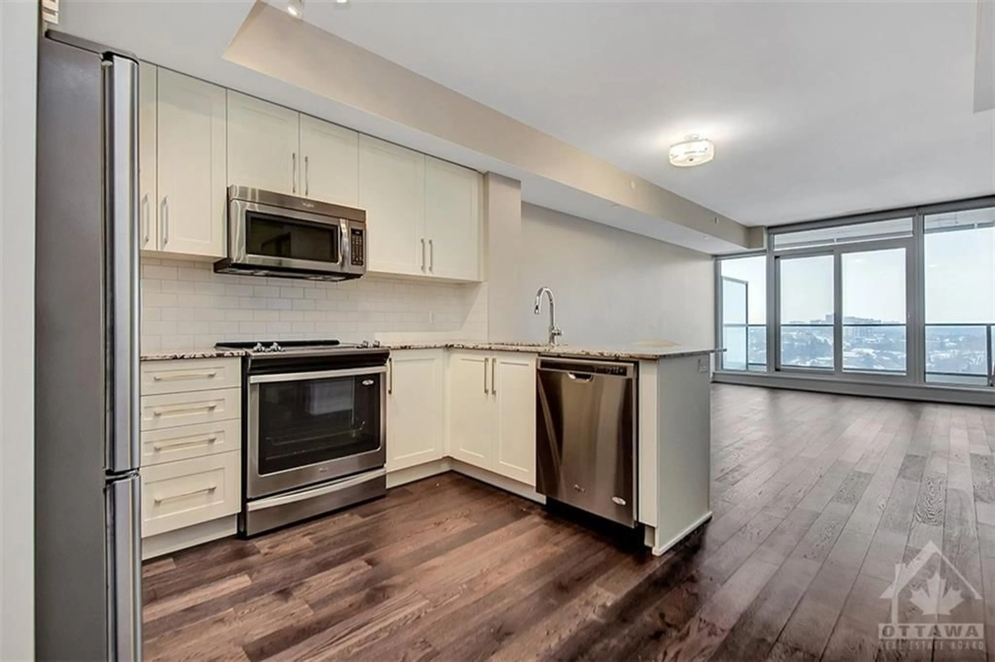 Standard kitchen for 485 RICHMOND Rd #1402, Ottawa Ontario K2A 3W9