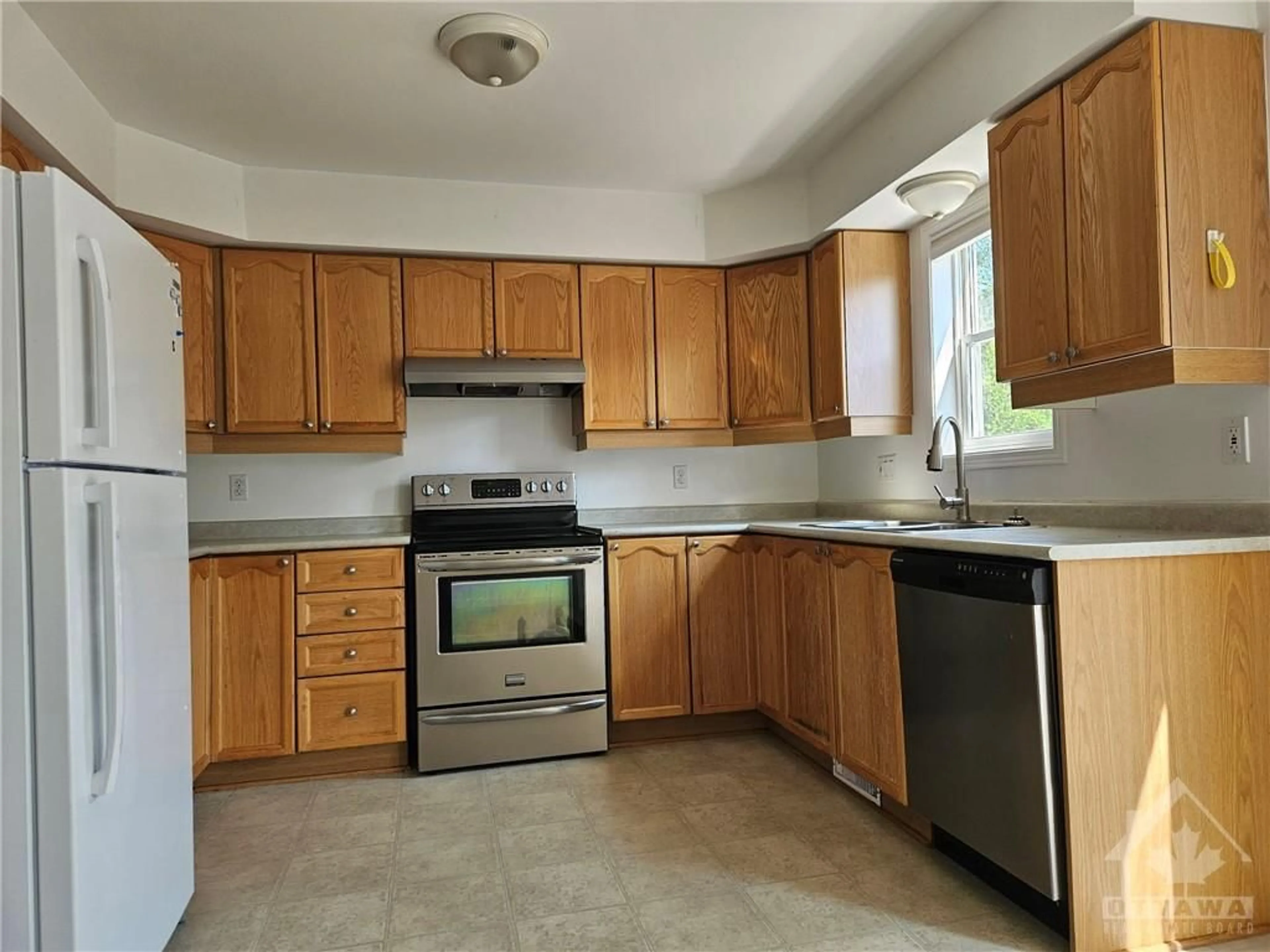 Standard kitchen for 21 GLENHAVEN Pvt, Ottawa Ontario K1V 2B2