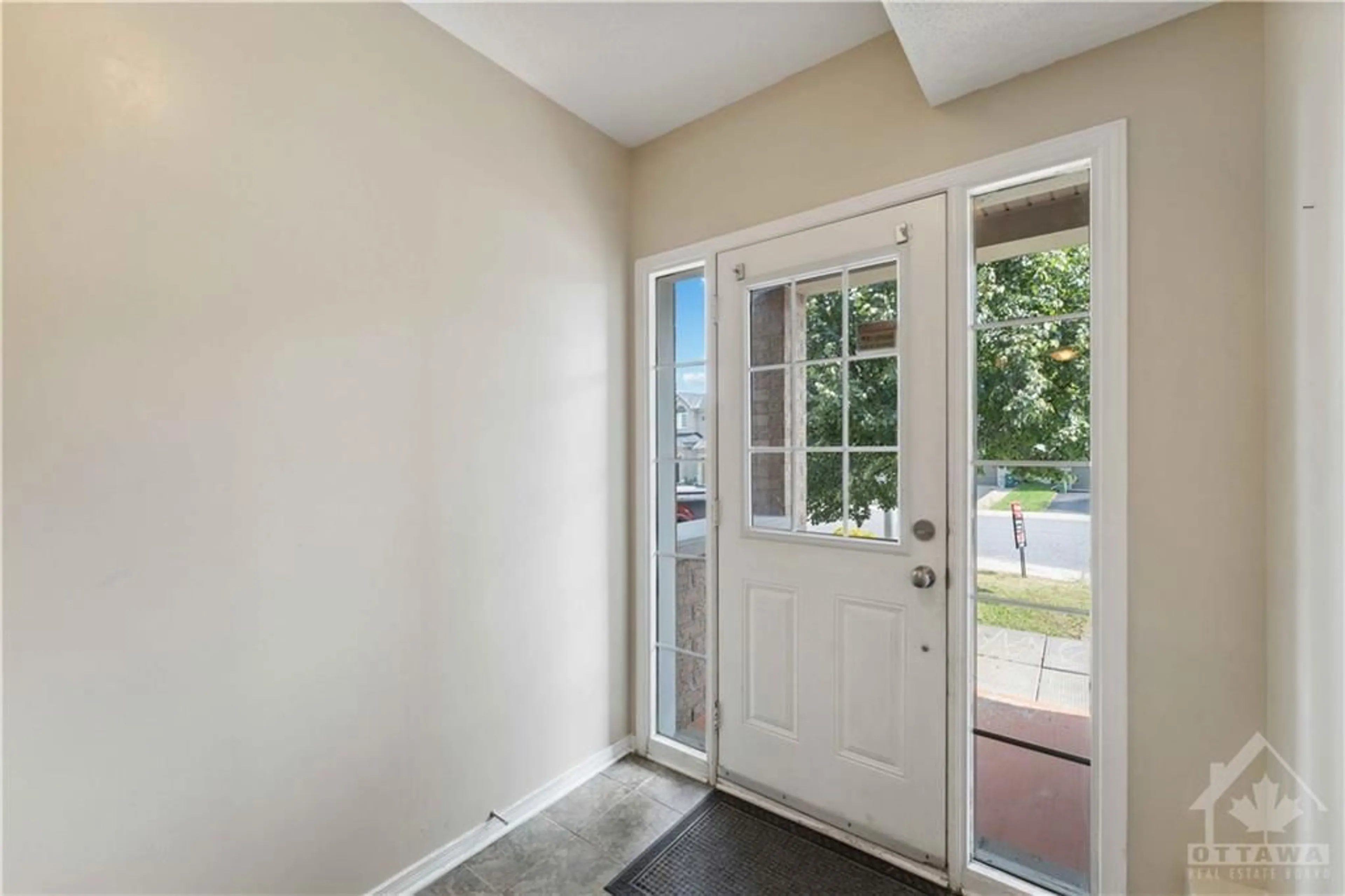 Indoor entryway for 215 HUNTSVILLE Dr, Ottawa Ontario K2T 0C7