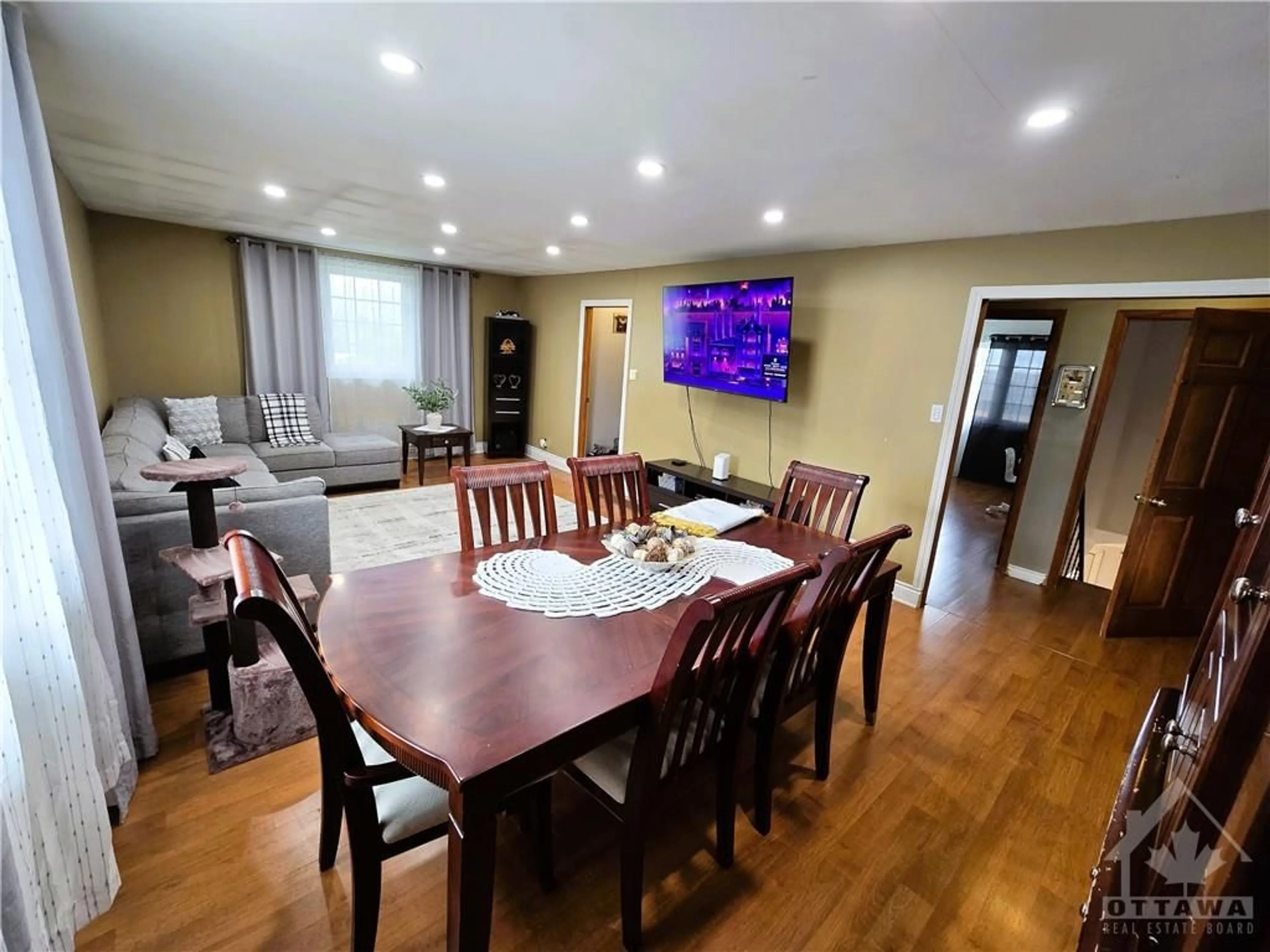 Dining room, wood floors for 1196 RAINBOW St, Ottawa Ontario K1J 6X9