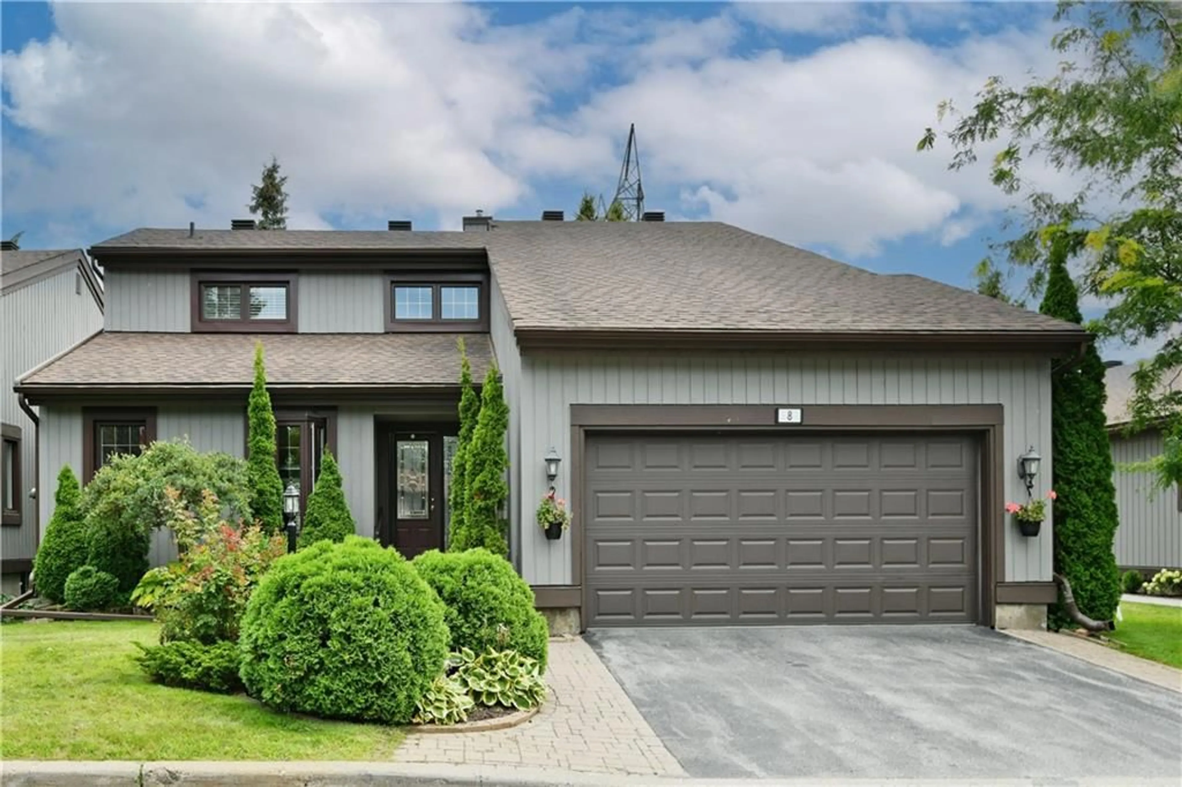 Frontside or backside of a home for 8 SPYGLASS Ridge, Stittsville Ontario K7S 1R6