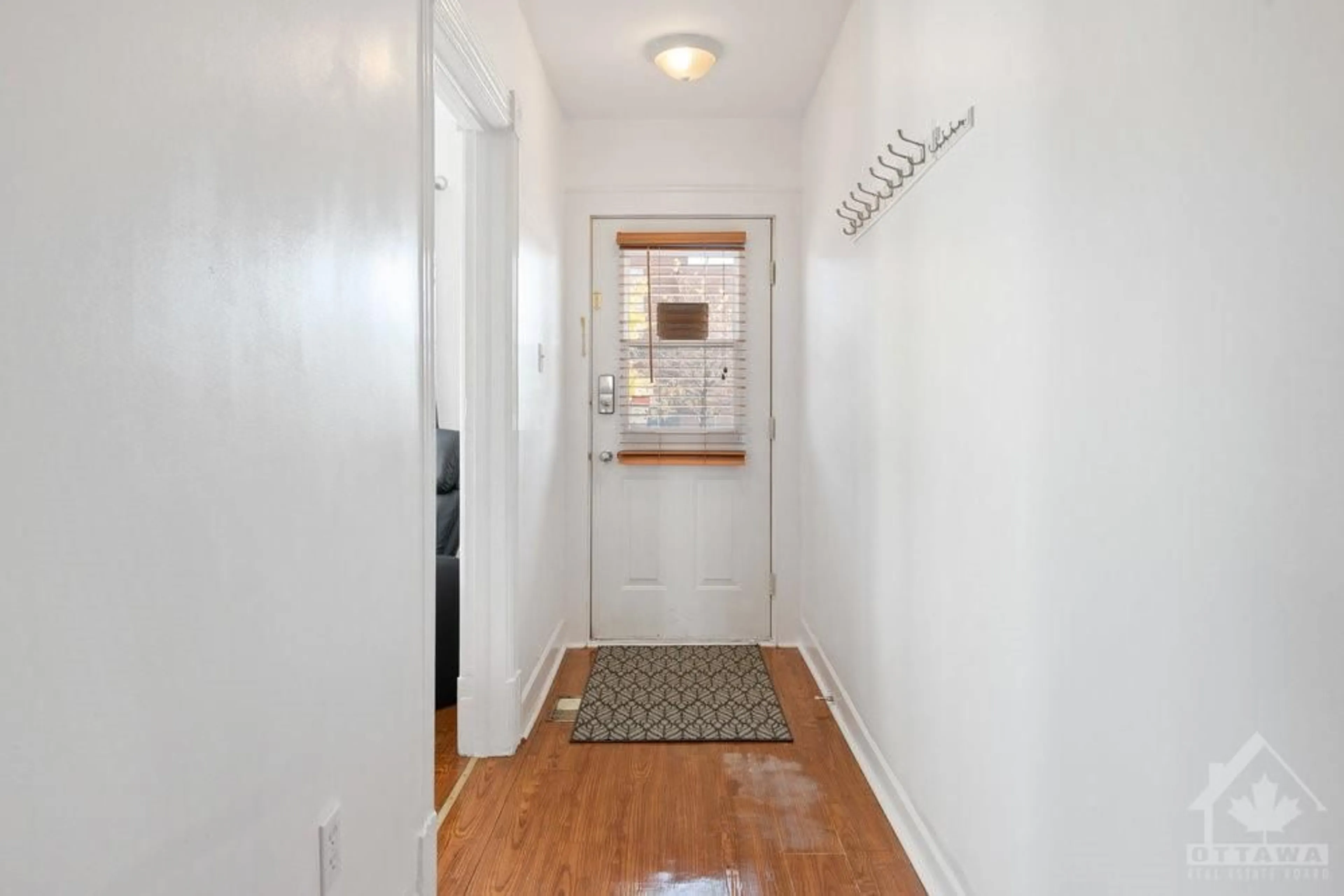 Indoor entryway, wood floors for 495 ST PATRICK St, Ottawa Ontario K1N 5G9