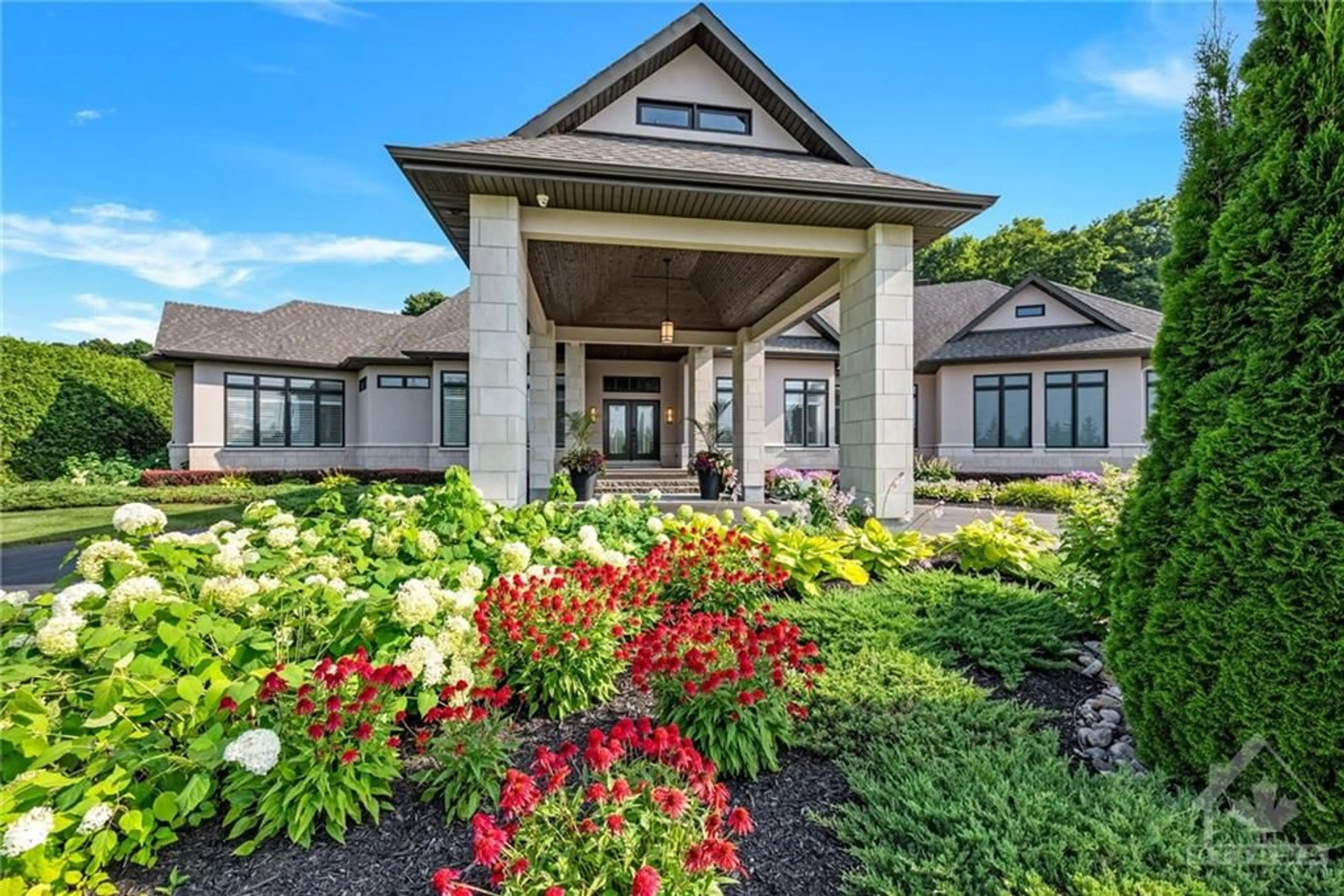 Indoor foyer for 2090 OLD MONTREAL Rd, Ottawa Ontario K4C 1G8