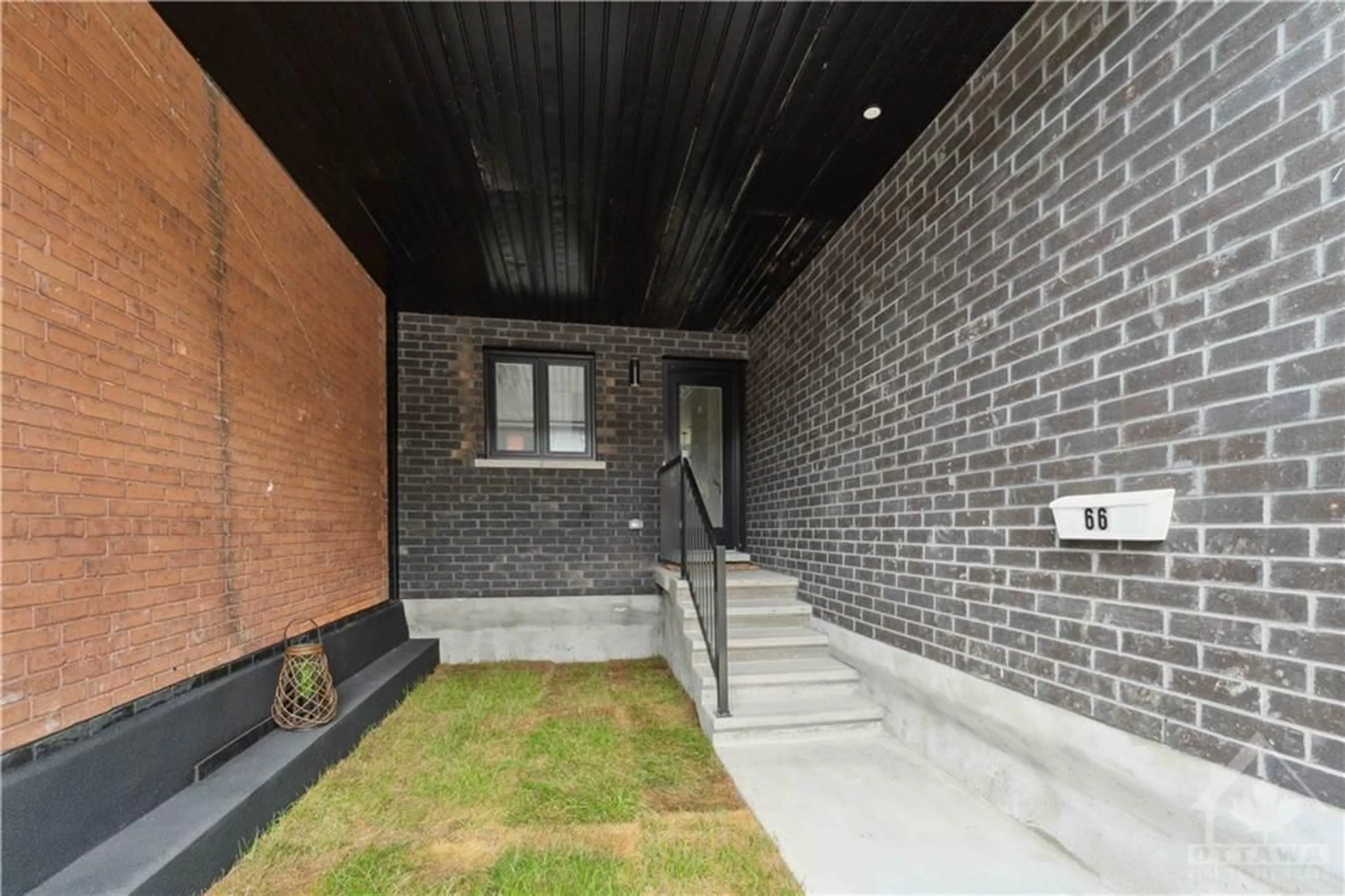 Indoor foyer, cement floor for 66 PRINCE ALBERT St, Ottawa Ontario K1K 2A1