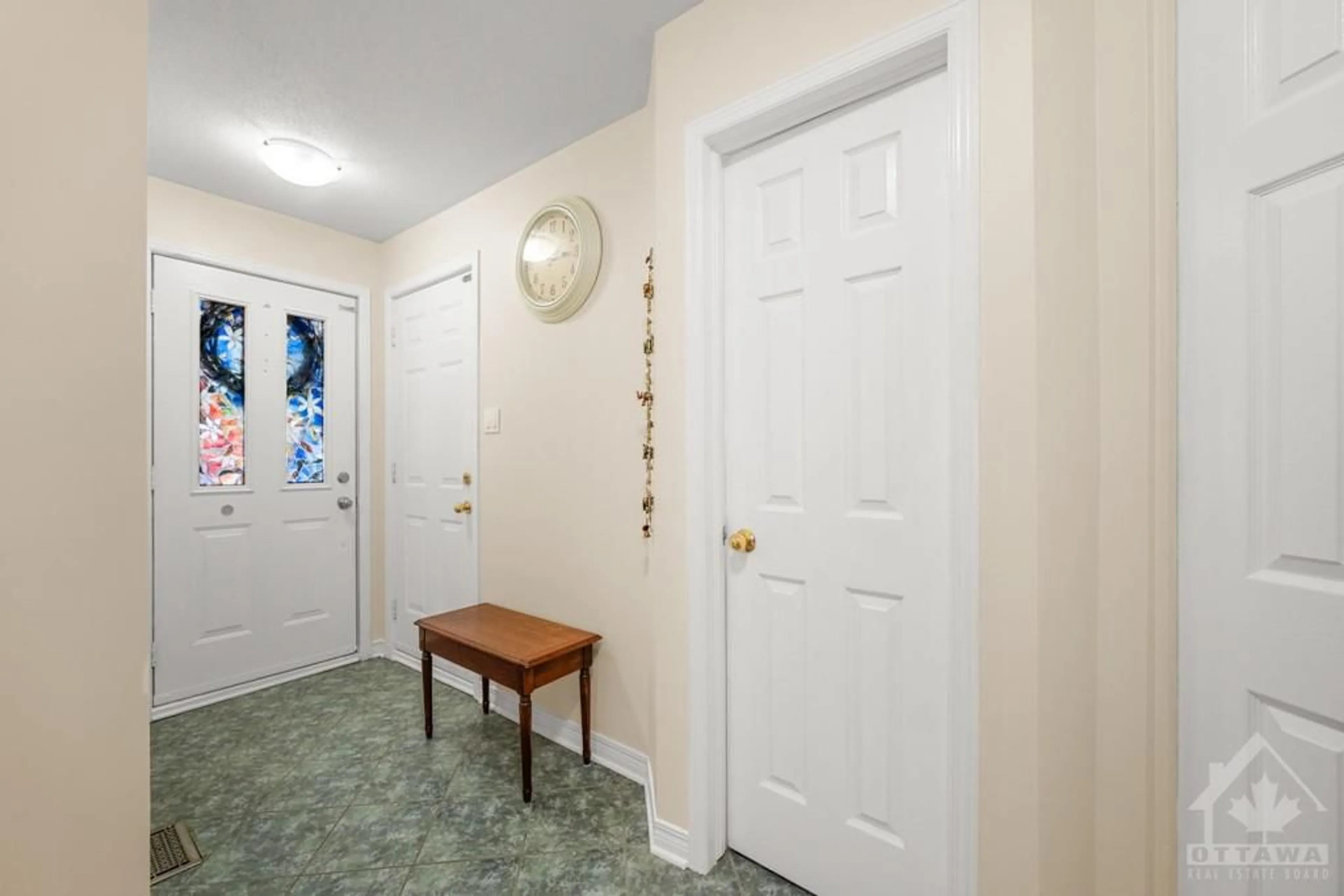 Indoor entryway for 114 LONGSHIRE Cir, Ottawa Ontario K2J 4K8