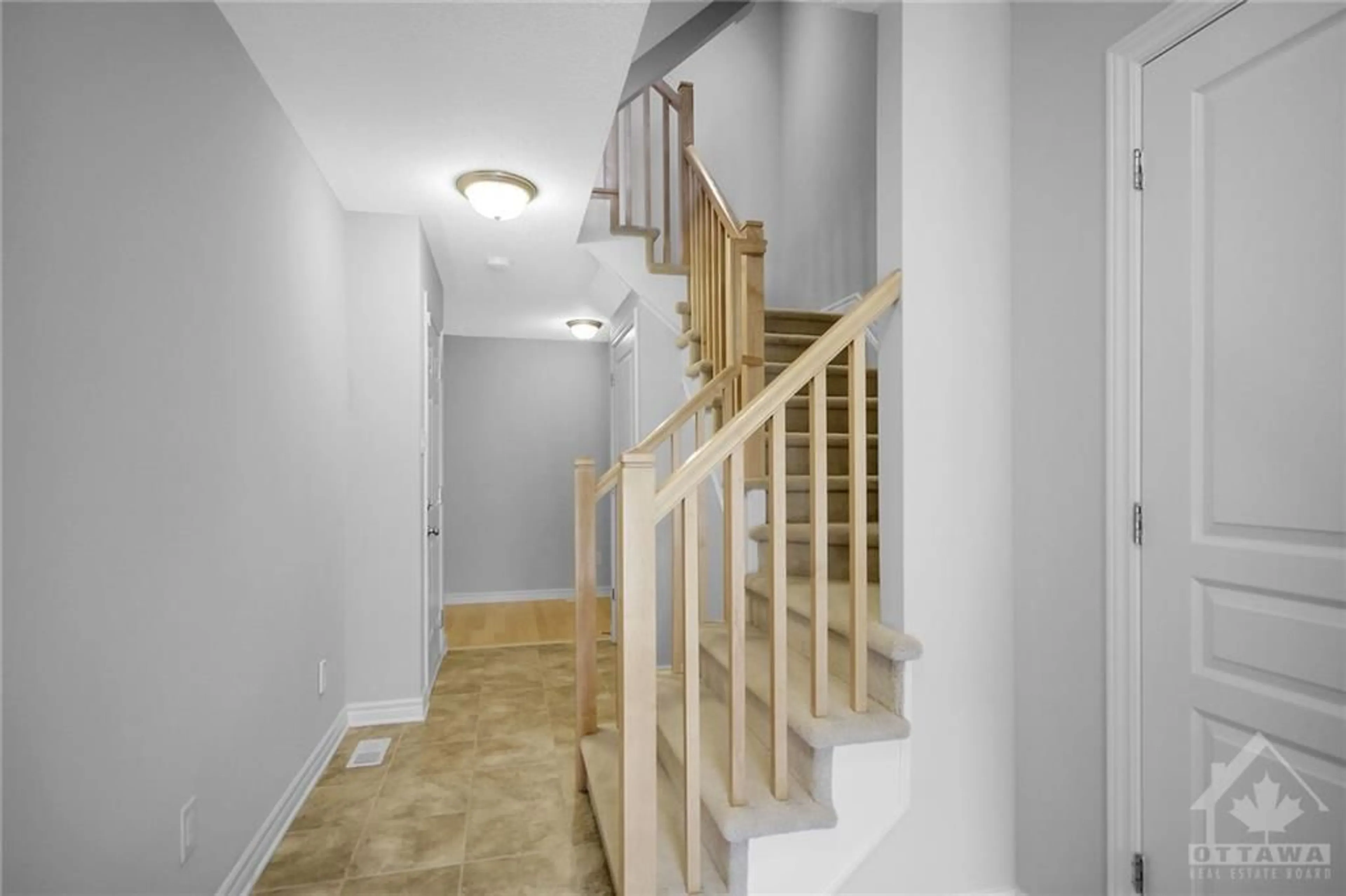 Indoor foyer for 85 STOCKHOLM Pvt, Manotick Ontario K4M 0G9