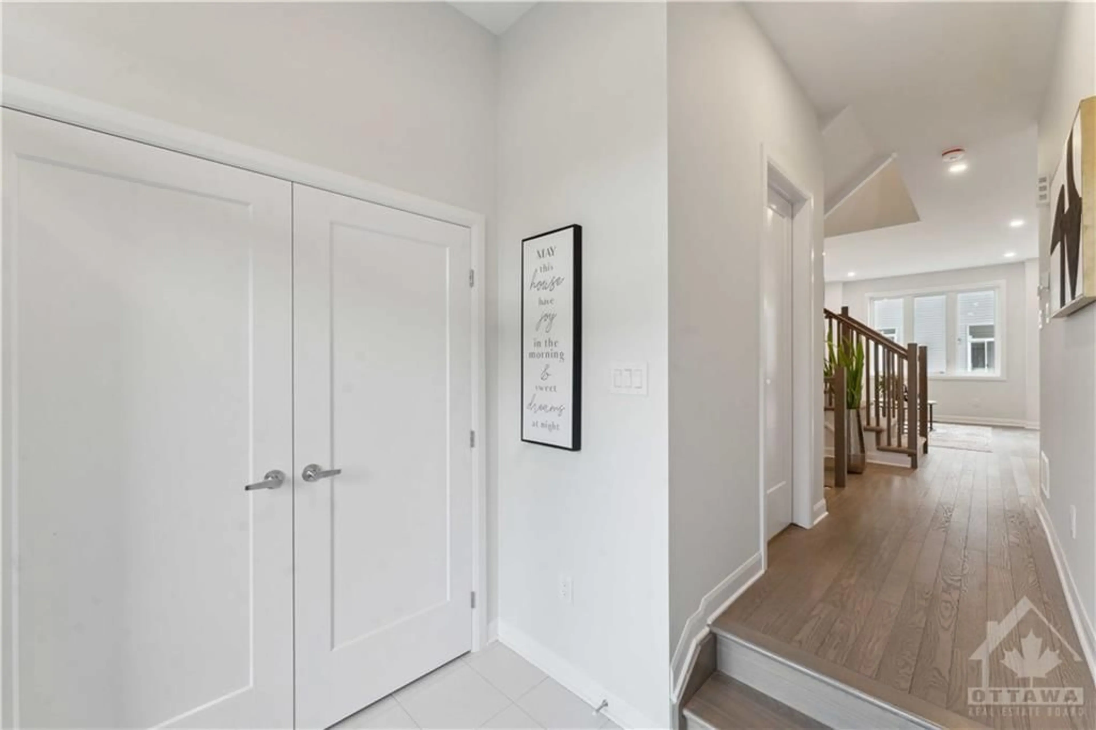 Indoor entryway, wood floors for 429 SILICON Way, Ottawa Ontario K2W 0B5