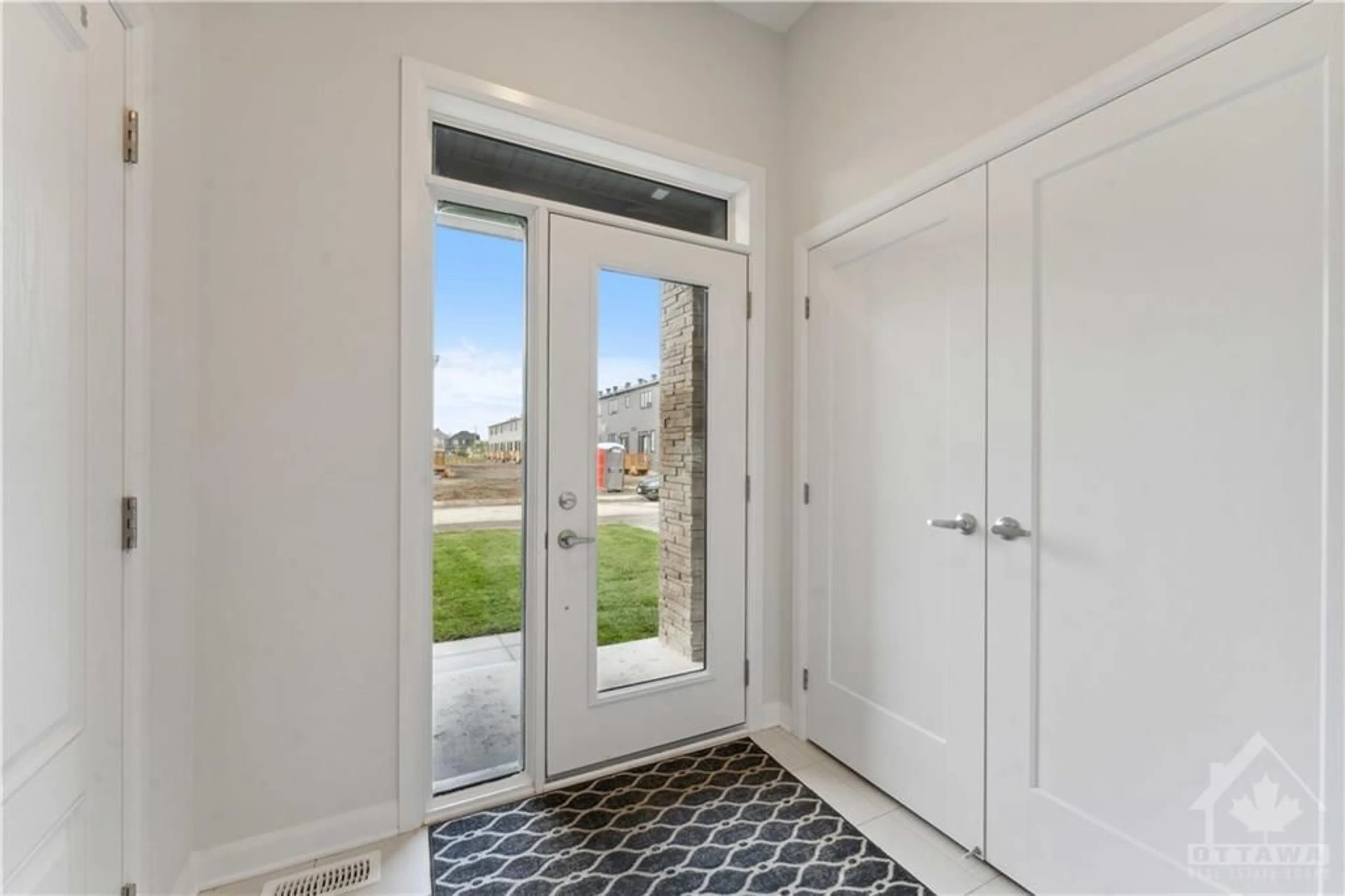 Indoor entryway, wood floors for 429 SILICON Way, Ottawa Ontario K2W 0B5