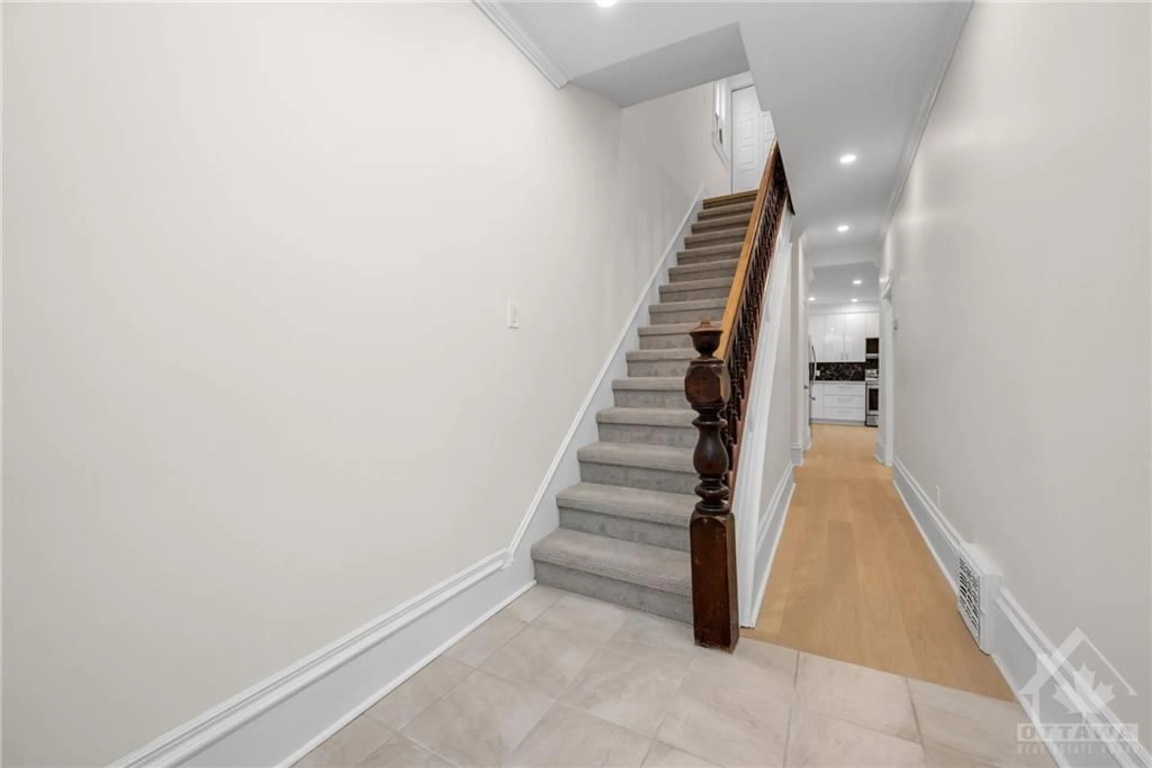 Indoor foyer, wood floors for 134 PRIMROSE Ave, Ottawa Ontario K1R 6M5