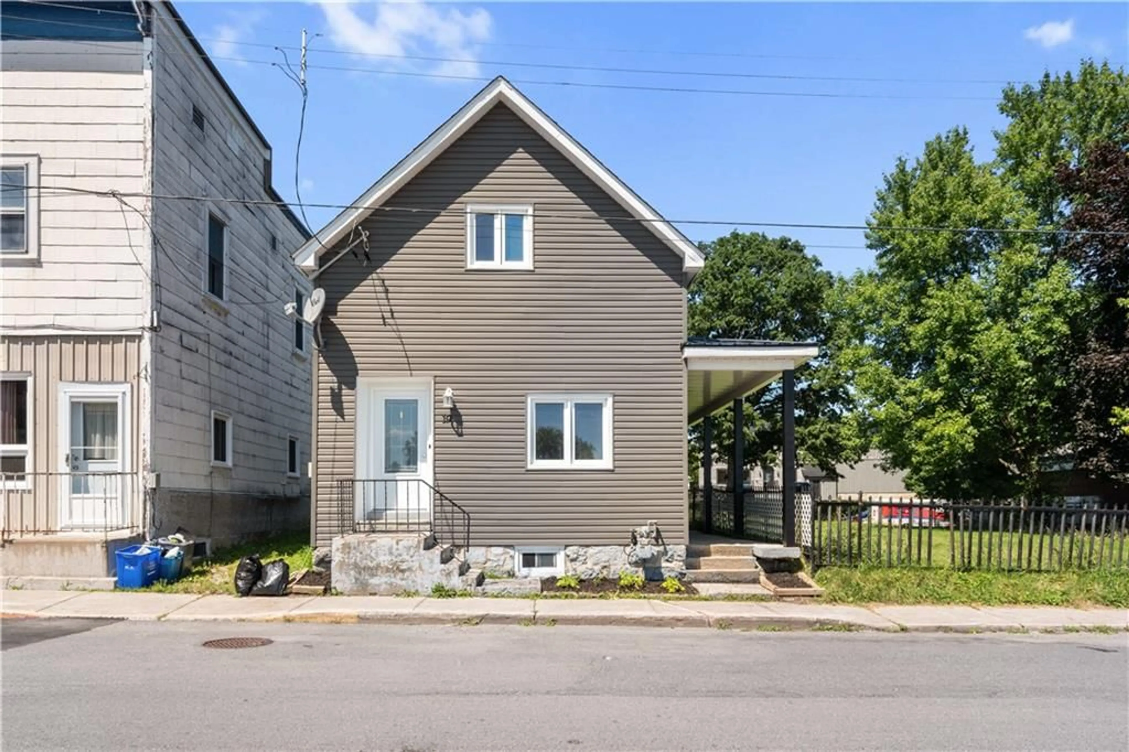 Frontside or backside of a home for 19 CENTRE St, Alexandria Ontario K0C 1A0