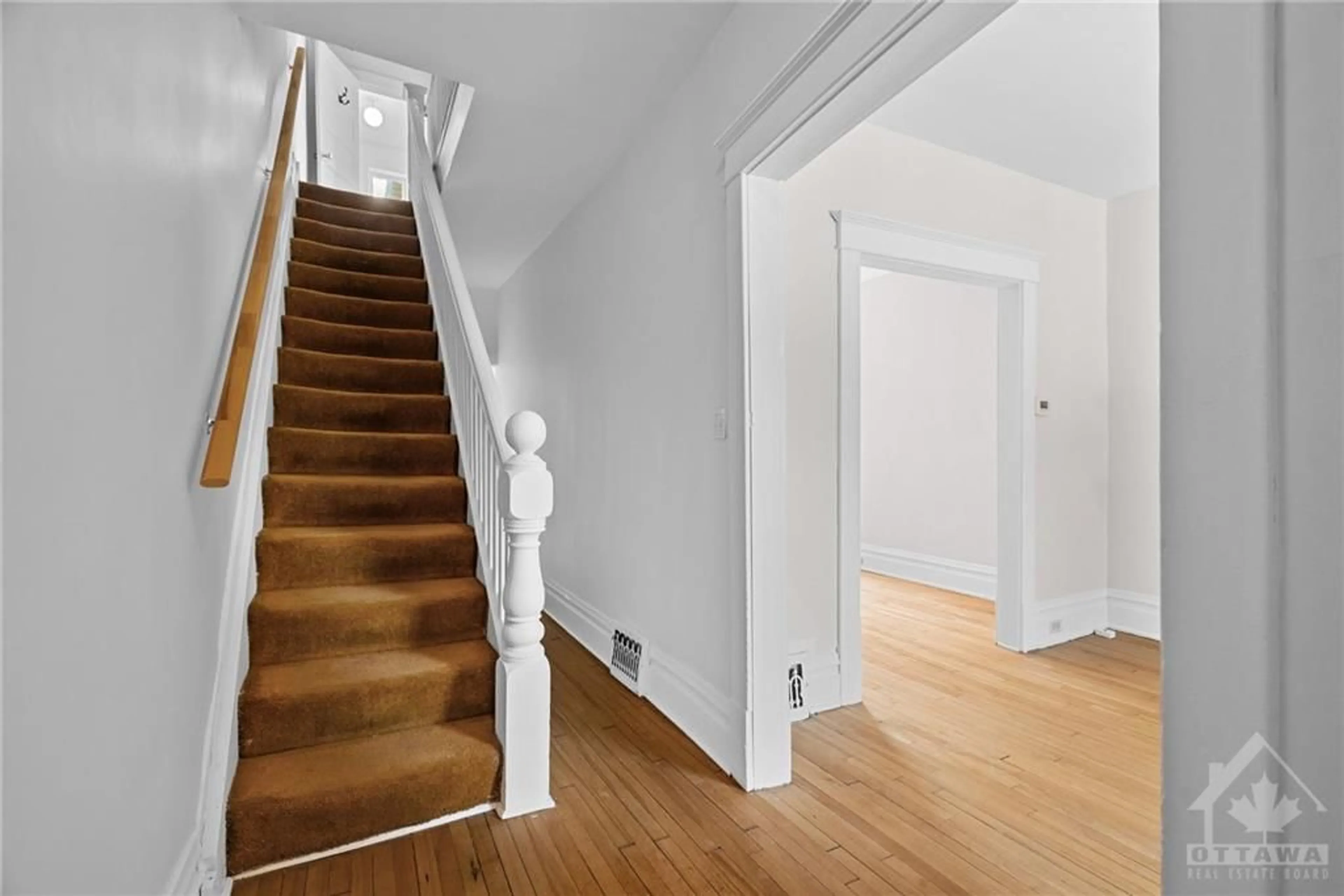 Indoor foyer, wood floors for 108 GROVE Ave, Ottawa Ontario K1S 3B1