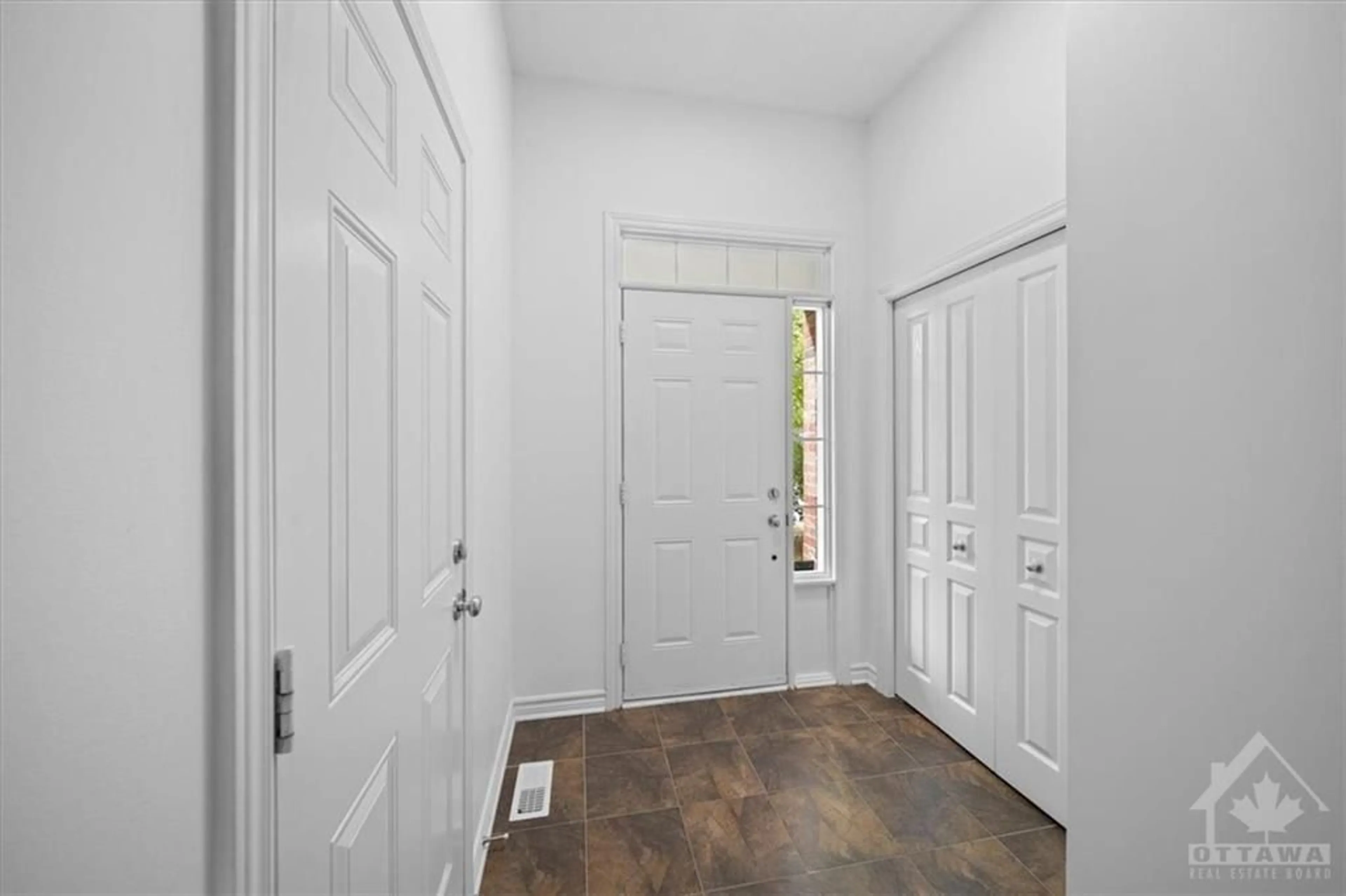 Indoor entryway for 267 BADGELEY Ave, Ottawa Ontario K2T 0A7