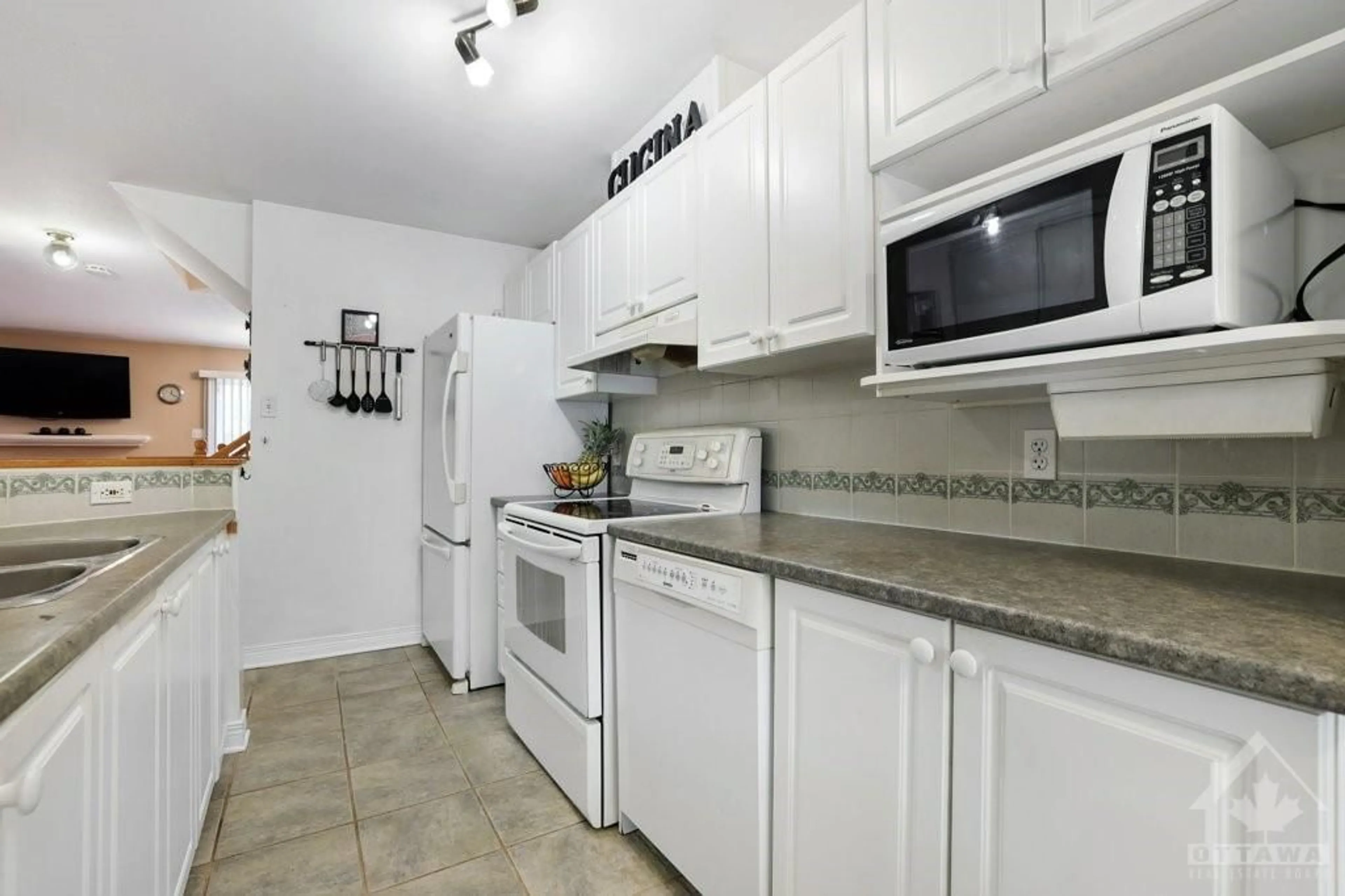 Standard kitchen for 10 COLLINGTON St, Ottawa Ontario K2G 6X5