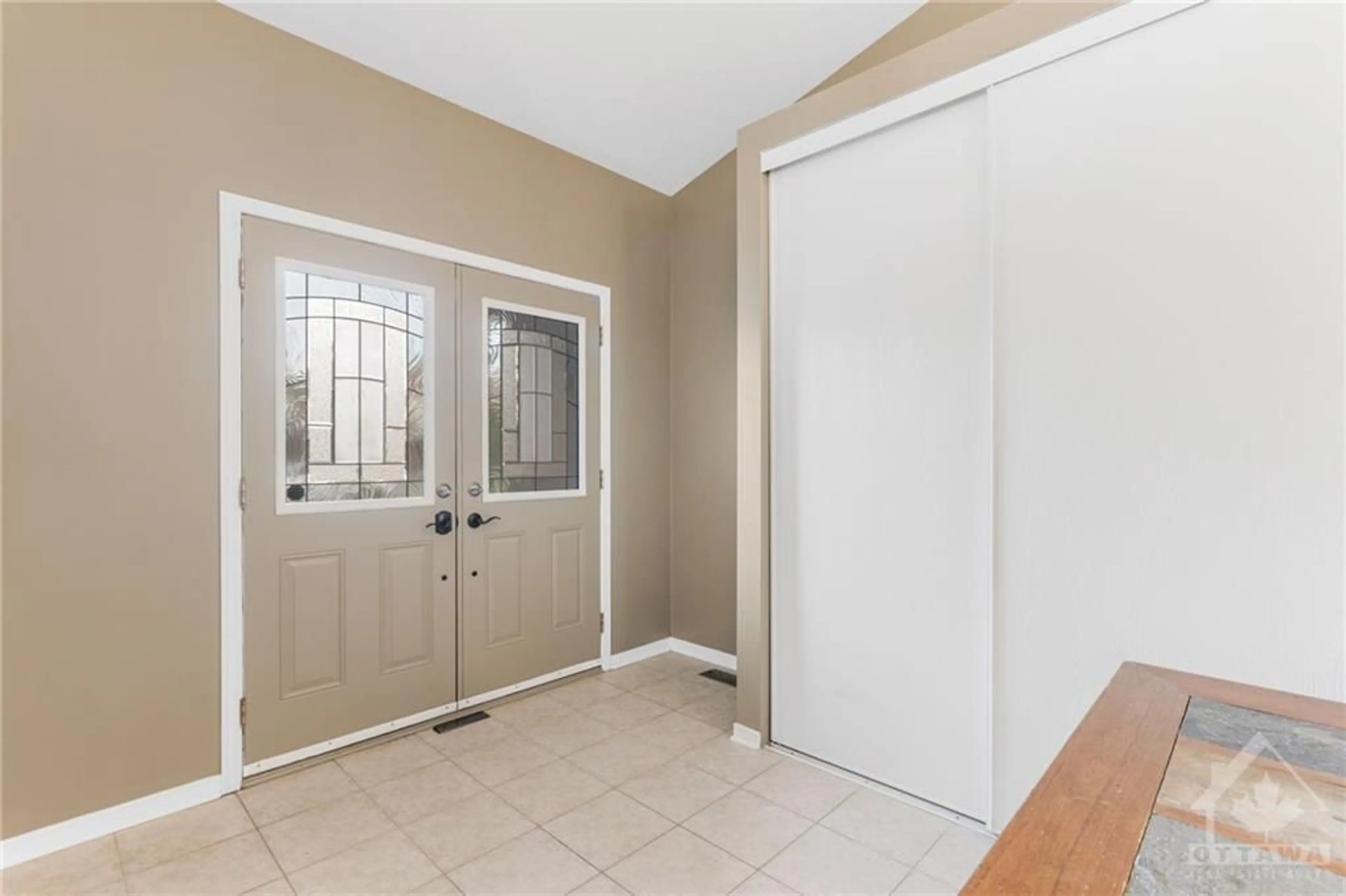 Indoor entryway for 2257 ESPRIT Dr, Ottawa Ontario K4A 0A4