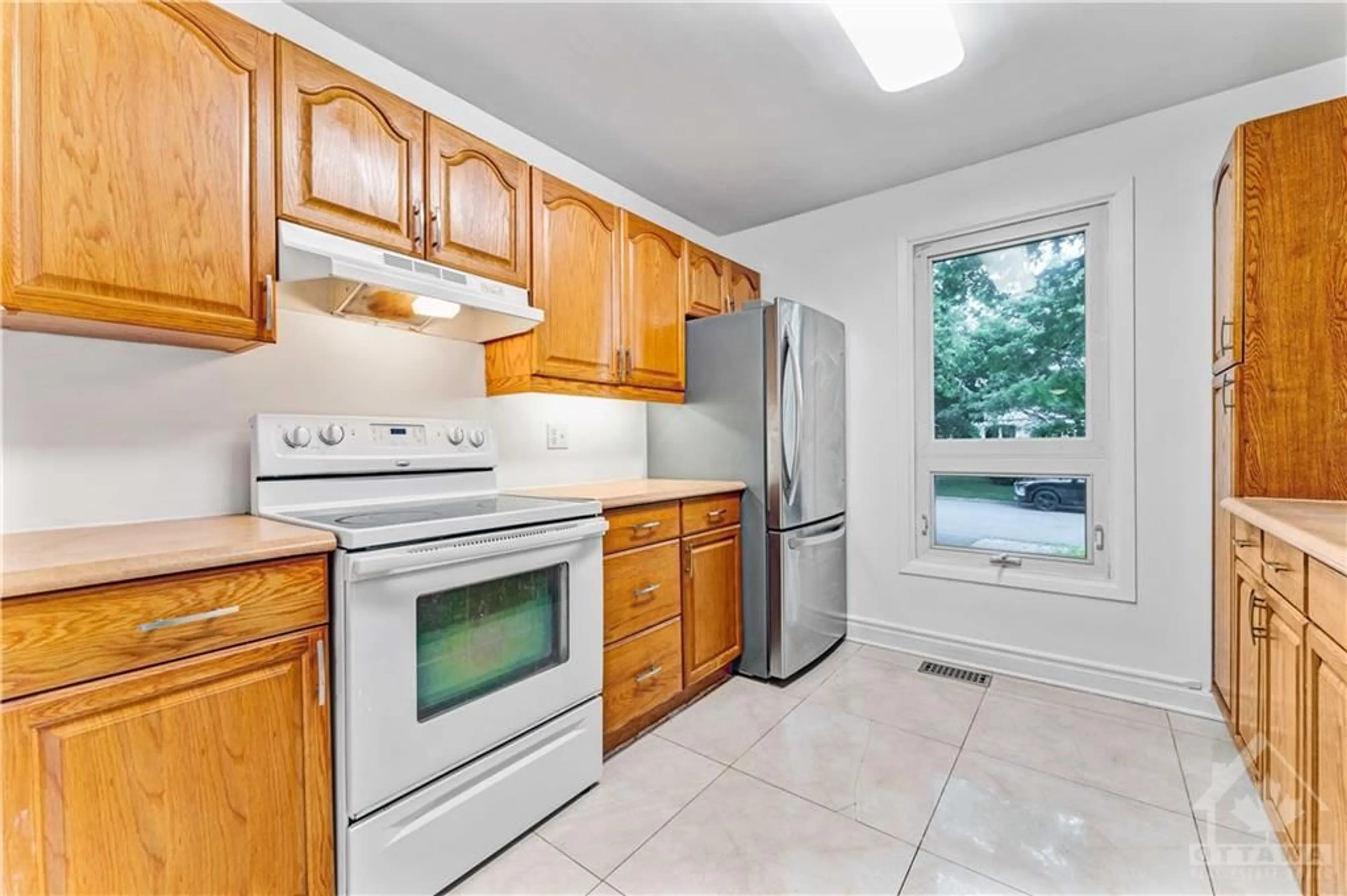 Standard kitchen for 971 CHARLTON Dr, Ottawa Ontario K1J 8B2