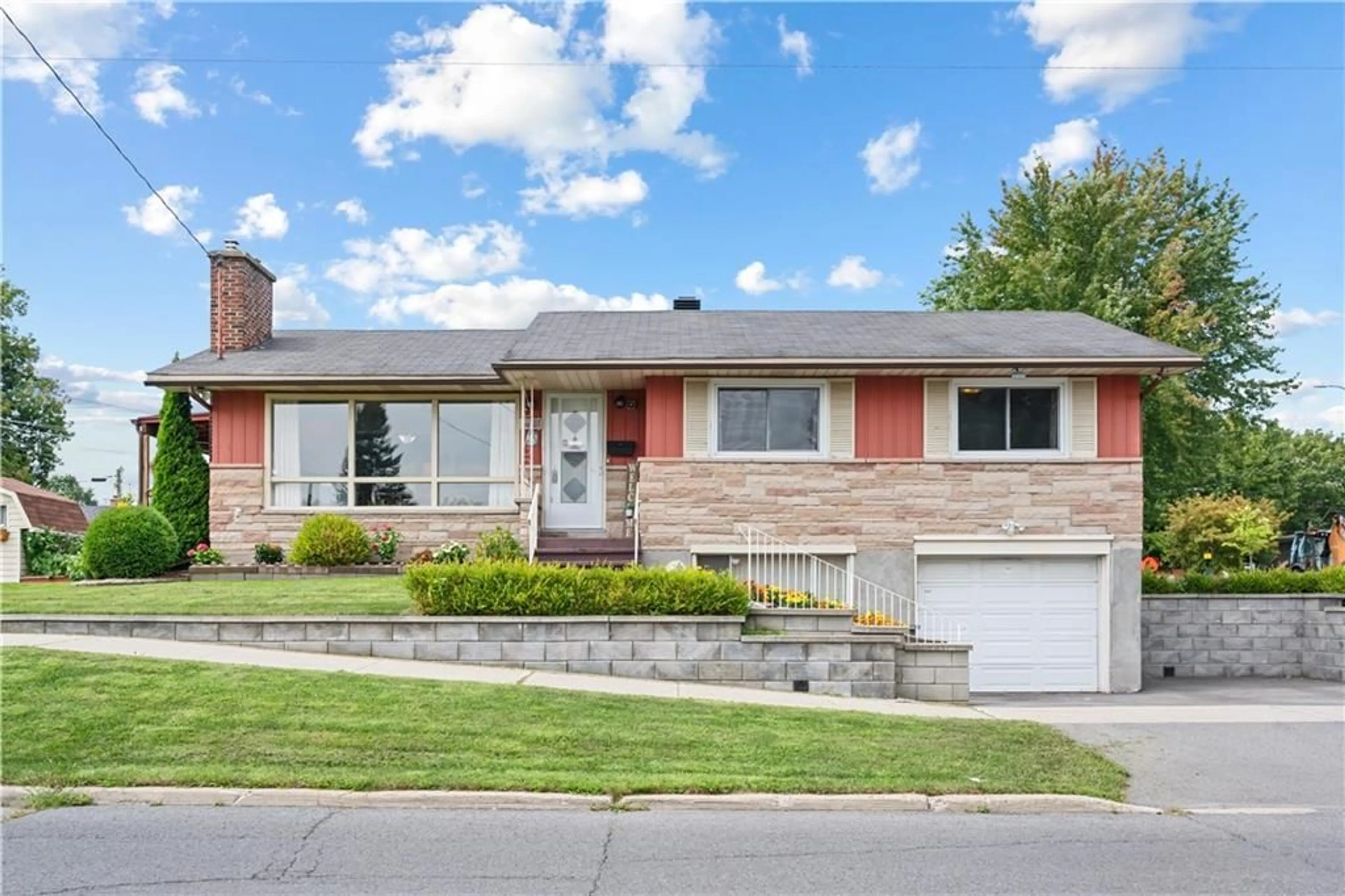 Frontside or backside of a home for 221 LEONIA St, Cornwall Ontario K6H 5M1