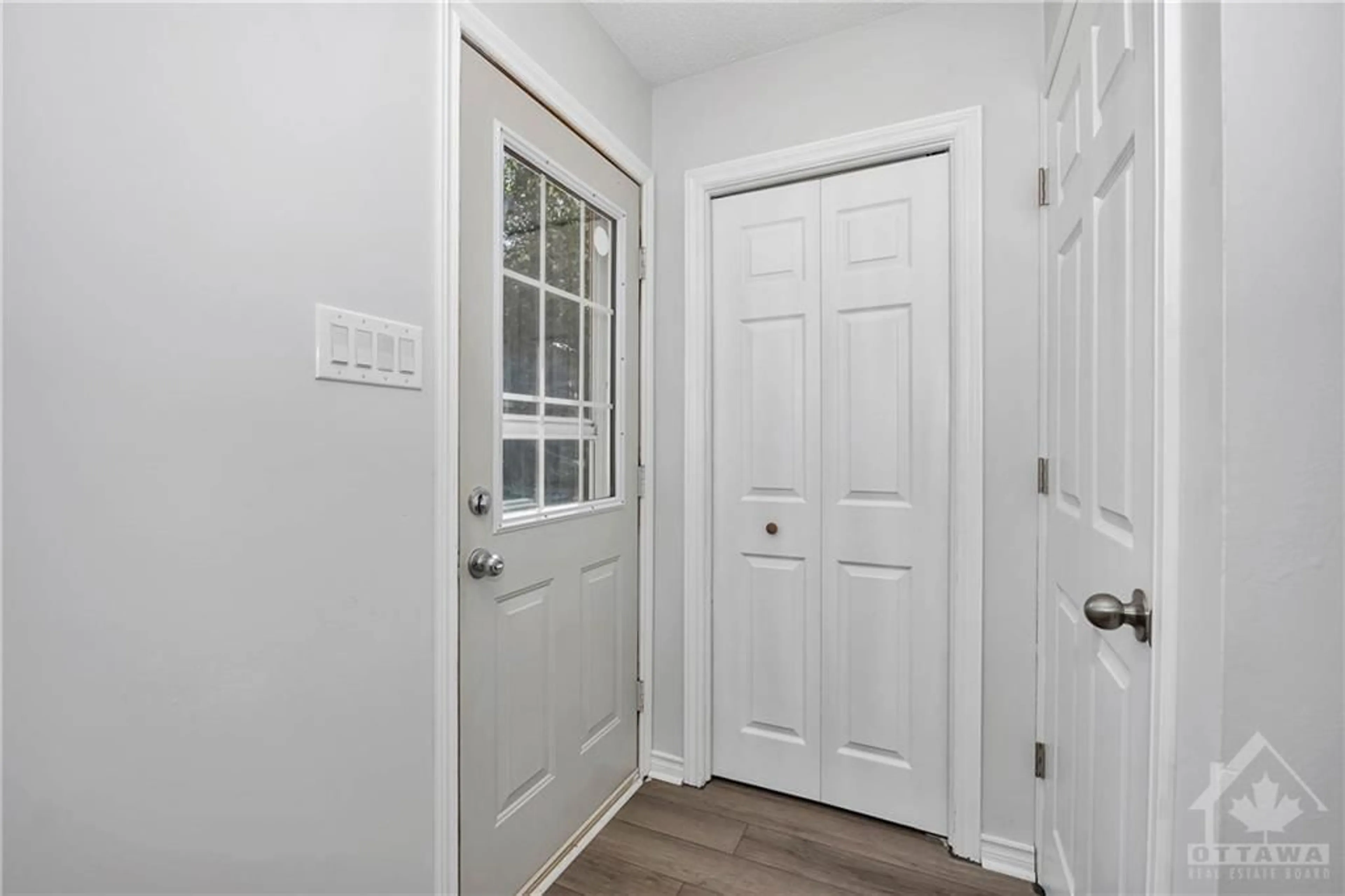 Indoor entryway, wood floors for 697 OAK CREEK Rd, Carp Ontario K0A 1L0