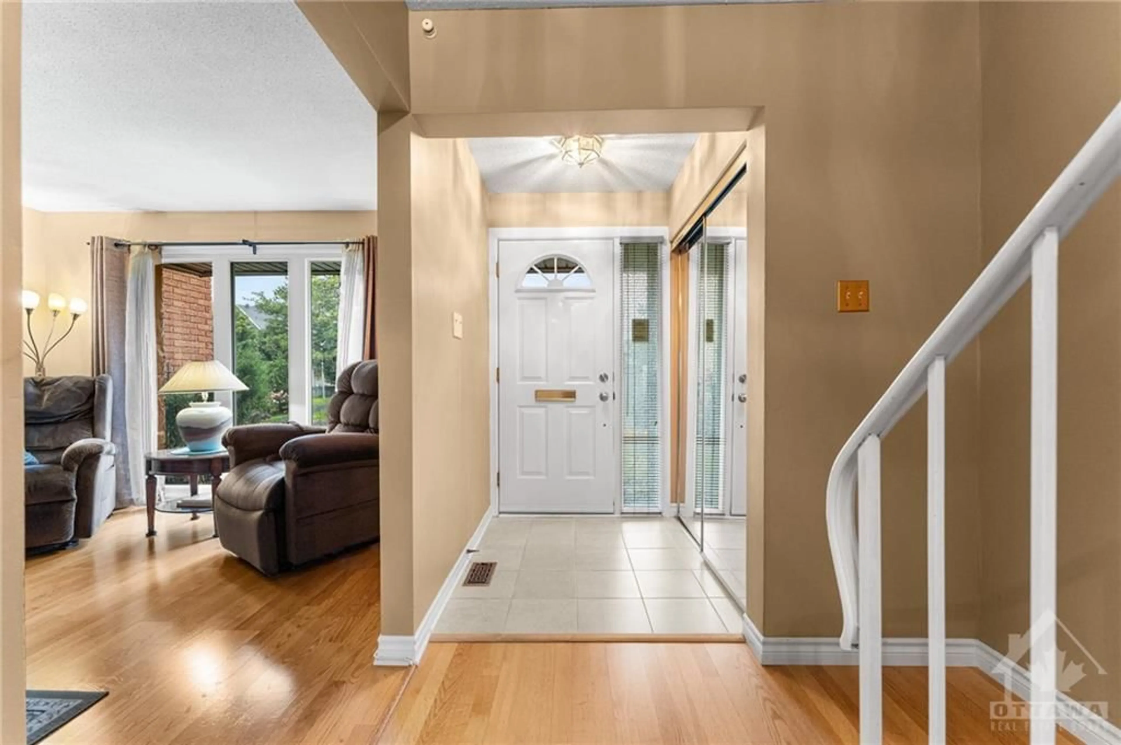 Indoor entryway for 1900 MARQUIS Ave #52, Gloucester Ontario K1J 8J2