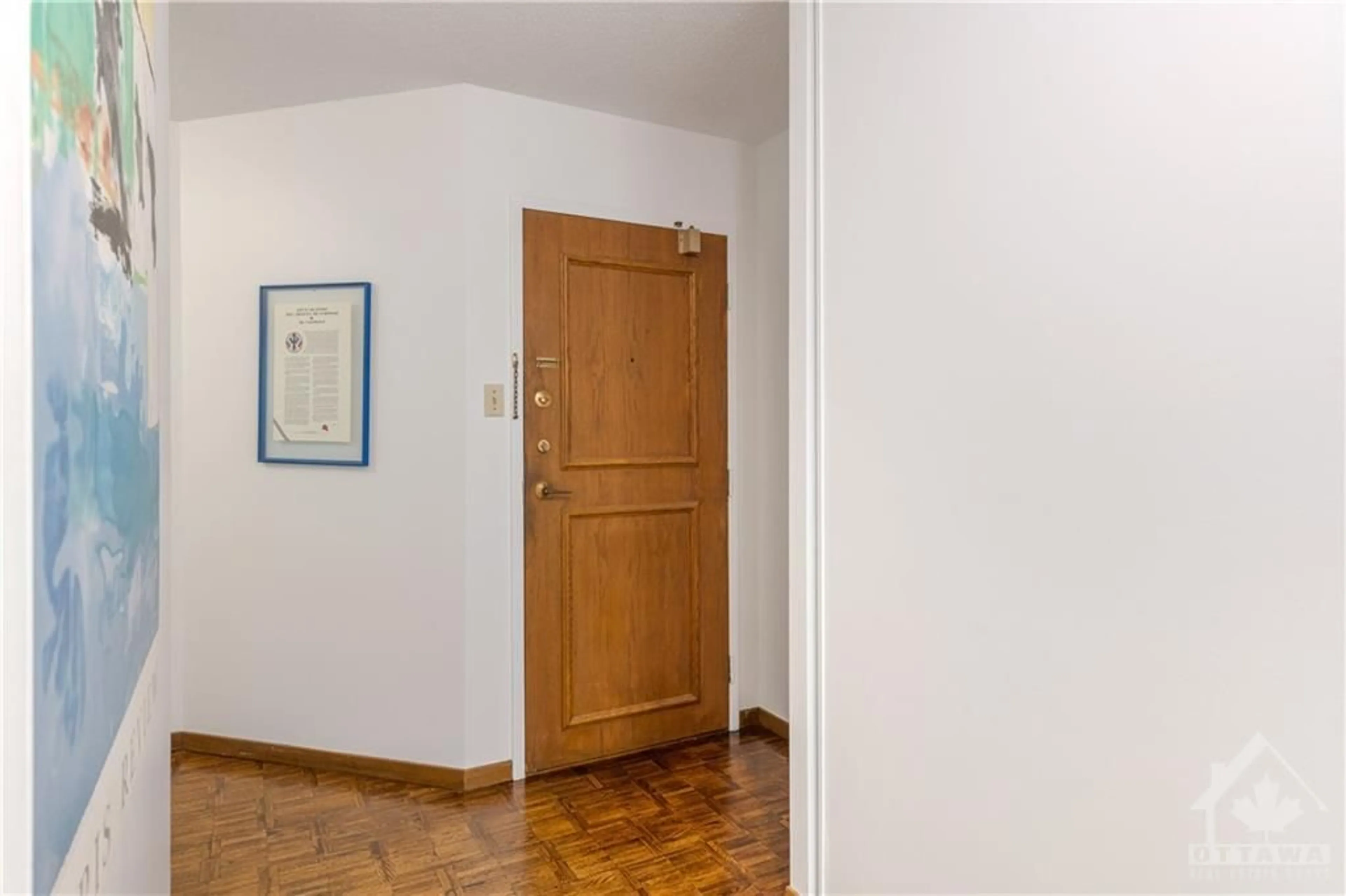 Indoor foyer, wood floors for 40 ARTHUR St #204, Ottawa Ontario K1R 7T5