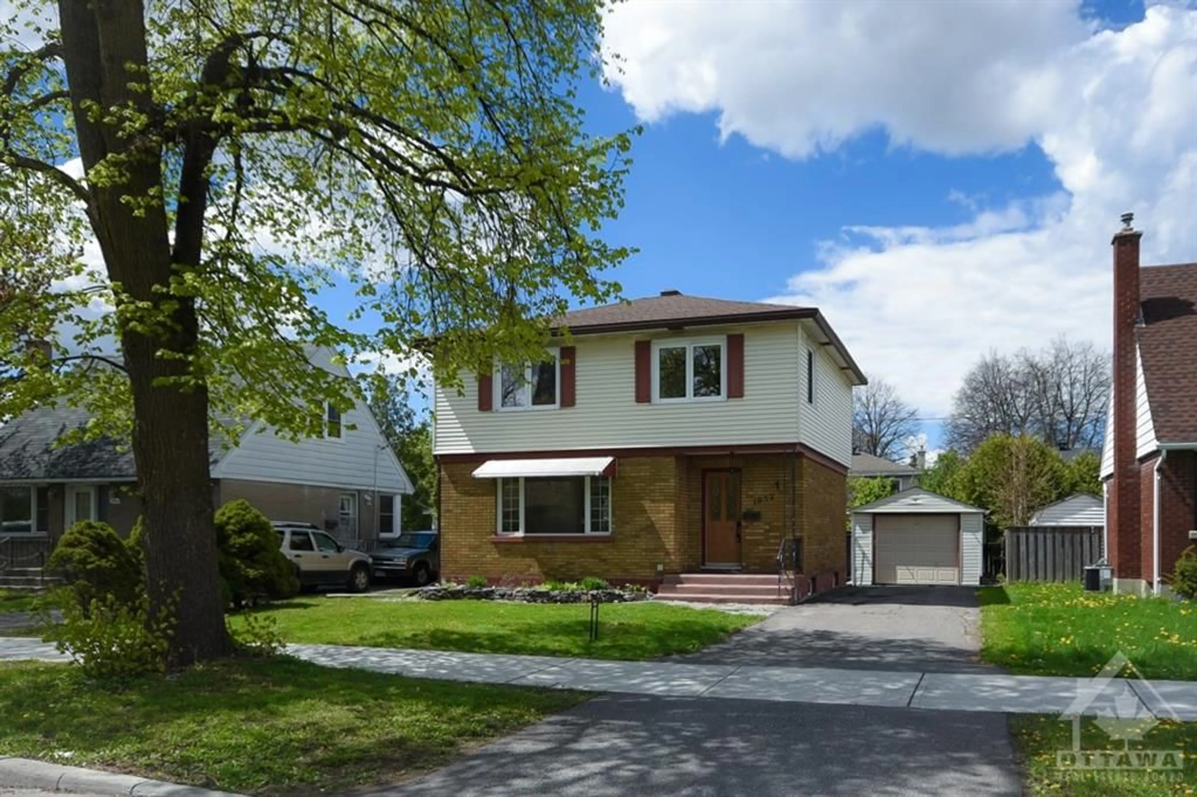 Frontside or backside of a home for 1952 OTHELLO Ave, Ottawa Ontario K1G 2A4