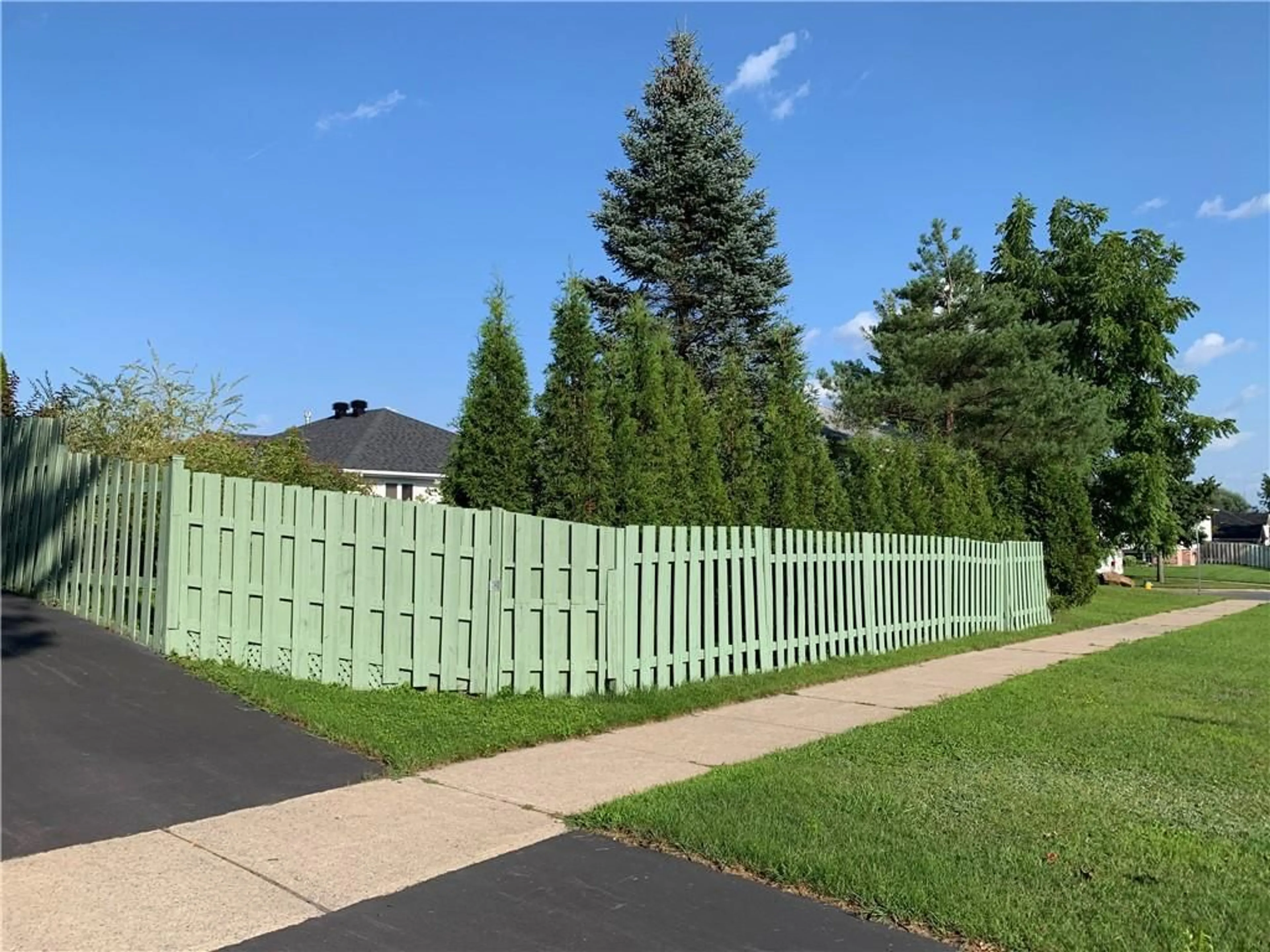 Fenced yard for 225 WELLINGTON St, Cornwall Ontario K6H 7C3