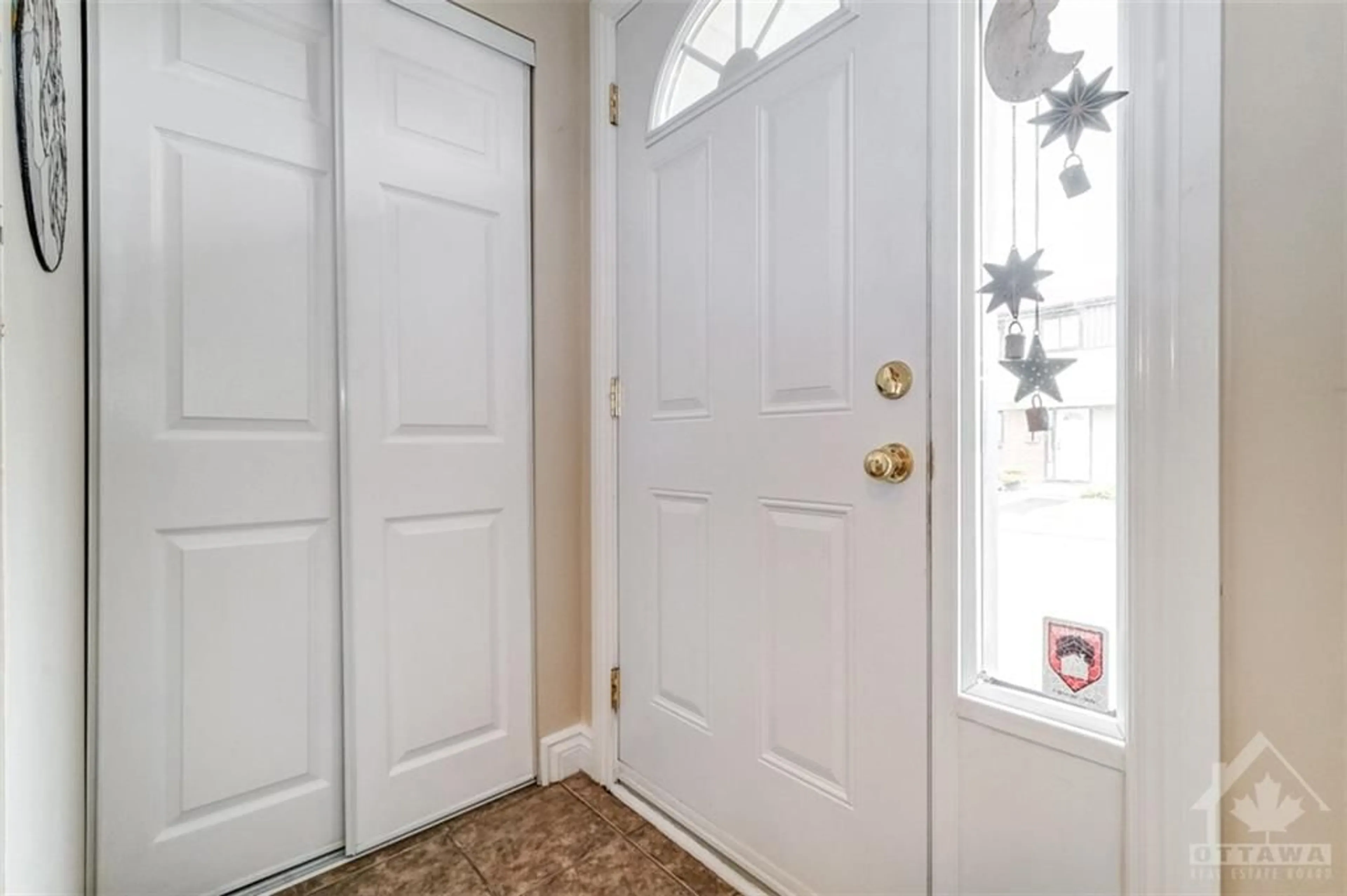 Indoor entryway for 15 FOXHILL Way #A, Ottawa Ontario K2J 1P3