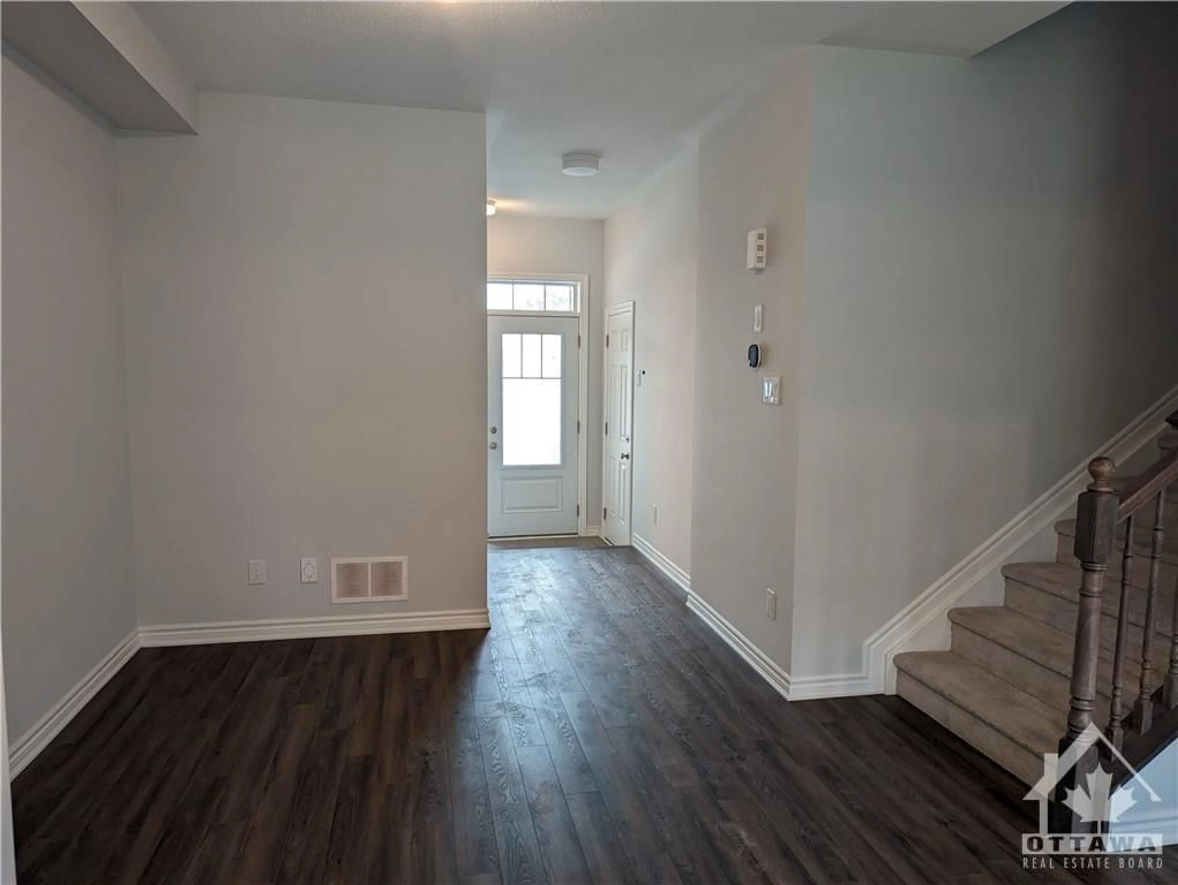 Indoor entryway for 671 ALLIED Mews, Ottawa Ontario K2S 2Z6